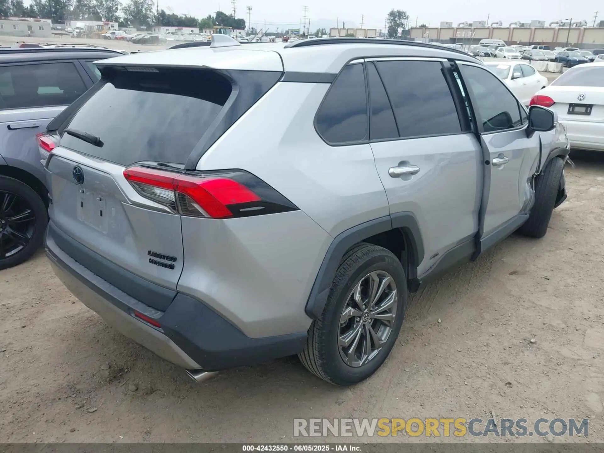 4 Photograph of a damaged car 2T3D6RFV9NW034027 TOYOTA RAV4 HYBRID 2022