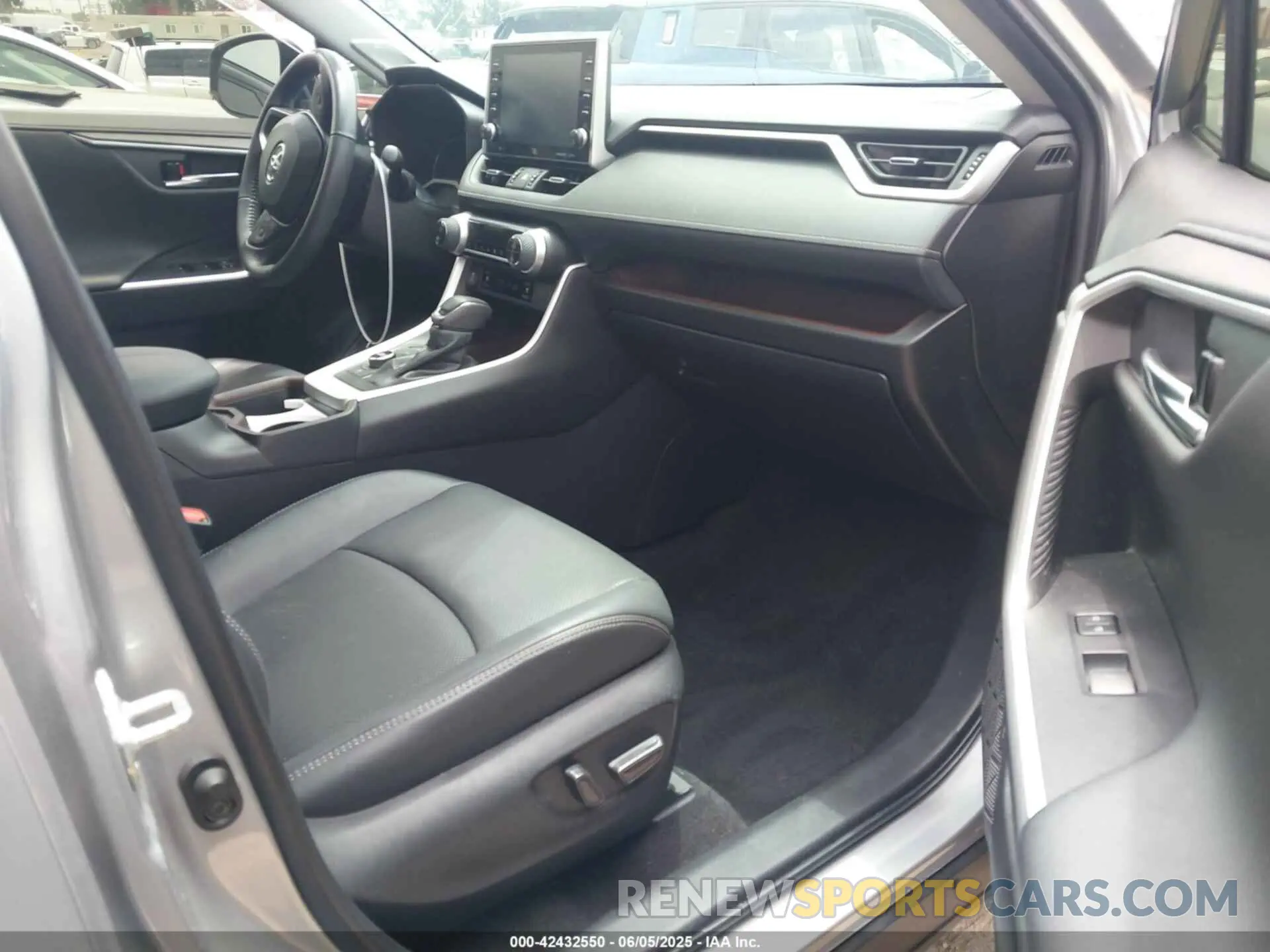 5 Photograph of a damaged car 2T3D6RFV9NW034027 TOYOTA RAV4 HYBRID 2022