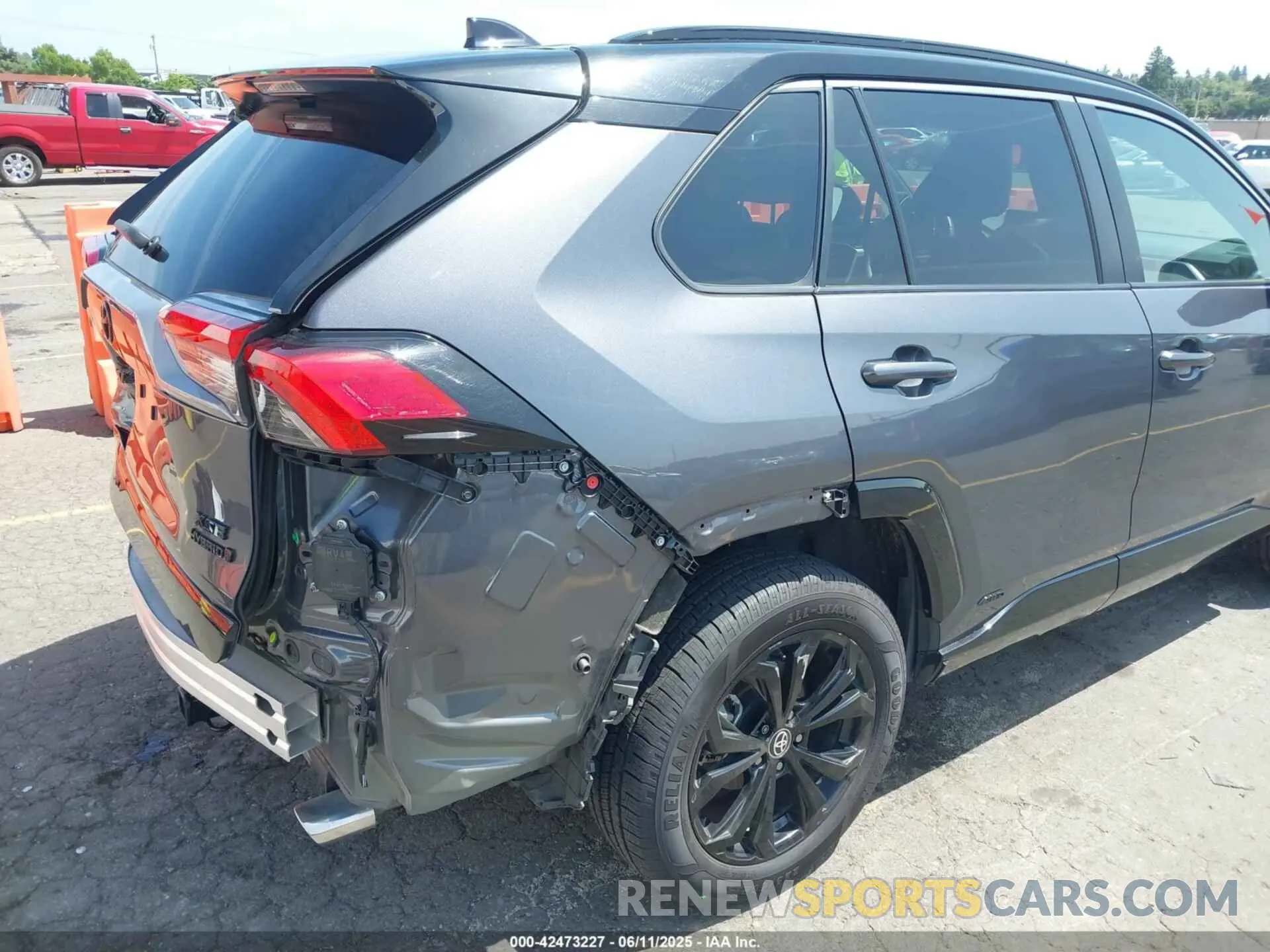 18 Photograph of a damaged car 2T3E6RFV8NW037425 TOYOTA RAV4 HYBRID 2022