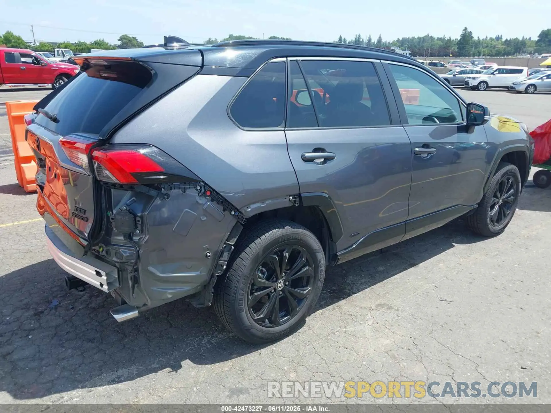 4 Photograph of a damaged car 2T3E6RFV8NW037425 TOYOTA RAV4 HYBRID 2022