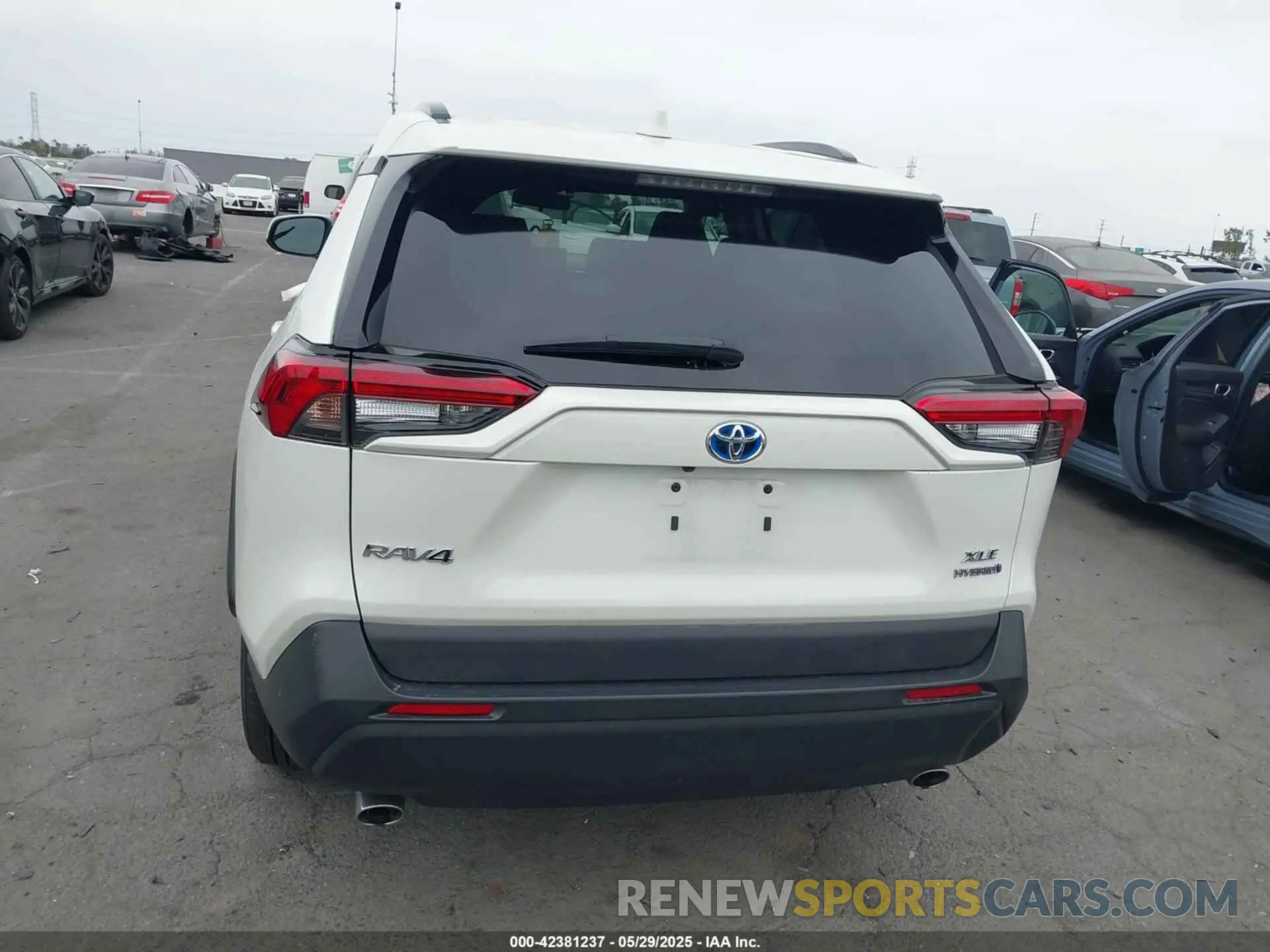 16 Photograph of a damaged car 4T3B6RFV0NU103453 TOYOTA RAV4 HYBRID 2022