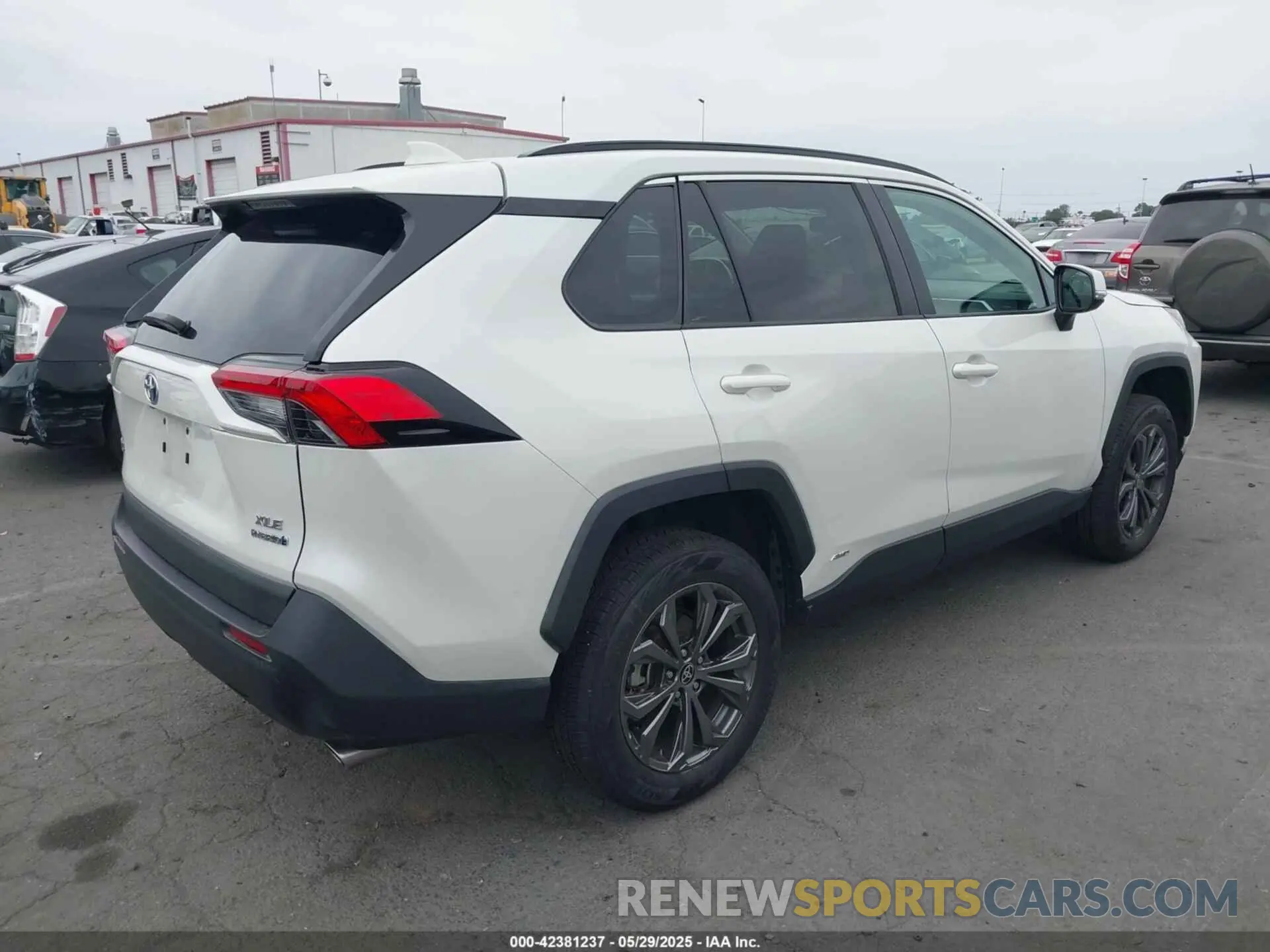 4 Photograph of a damaged car 4T3B6RFV0NU103453 TOYOTA RAV4 HYBRID 2022