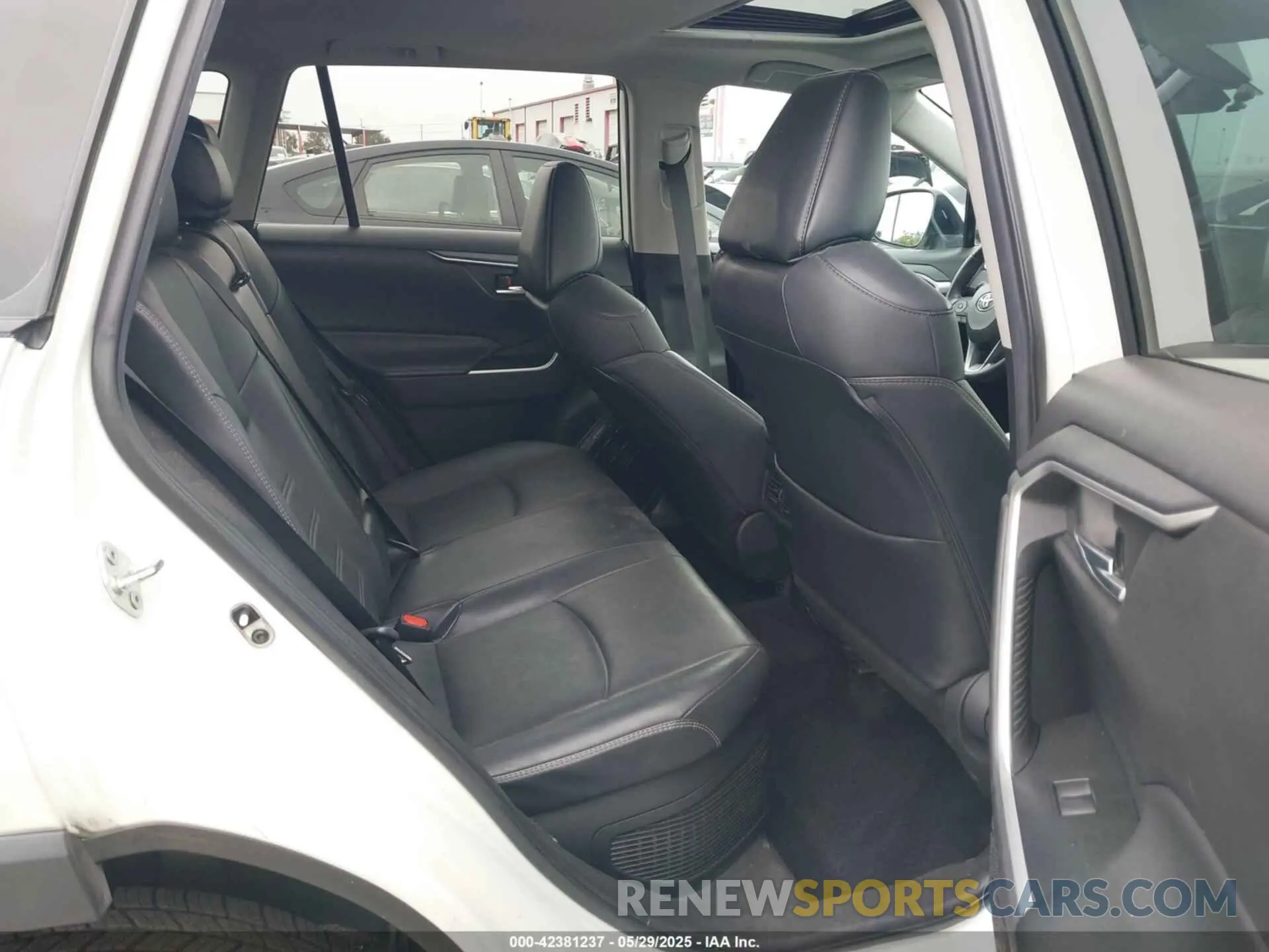 8 Photograph of a damaged car 4T3B6RFV0NU103453 TOYOTA RAV4 HYBRID 2022