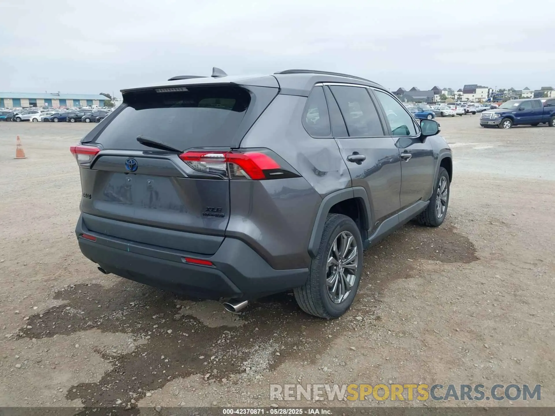 4 Photograph of a damaged car 4T3B6RFV8NU081069 TOYOTA RAV4 HYBRID 2022
