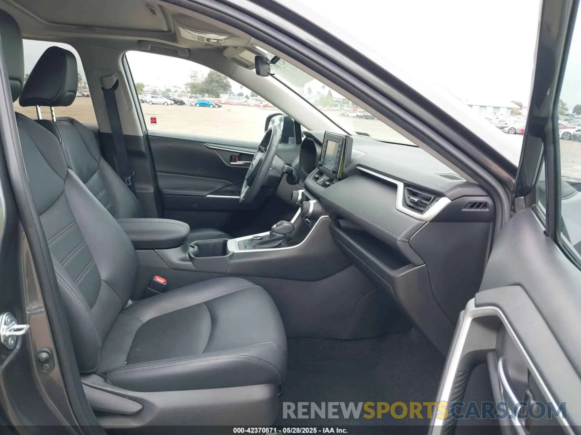 5 Photograph of a damaged car 4T3B6RFV8NU081069 TOYOTA RAV4 HYBRID 2022