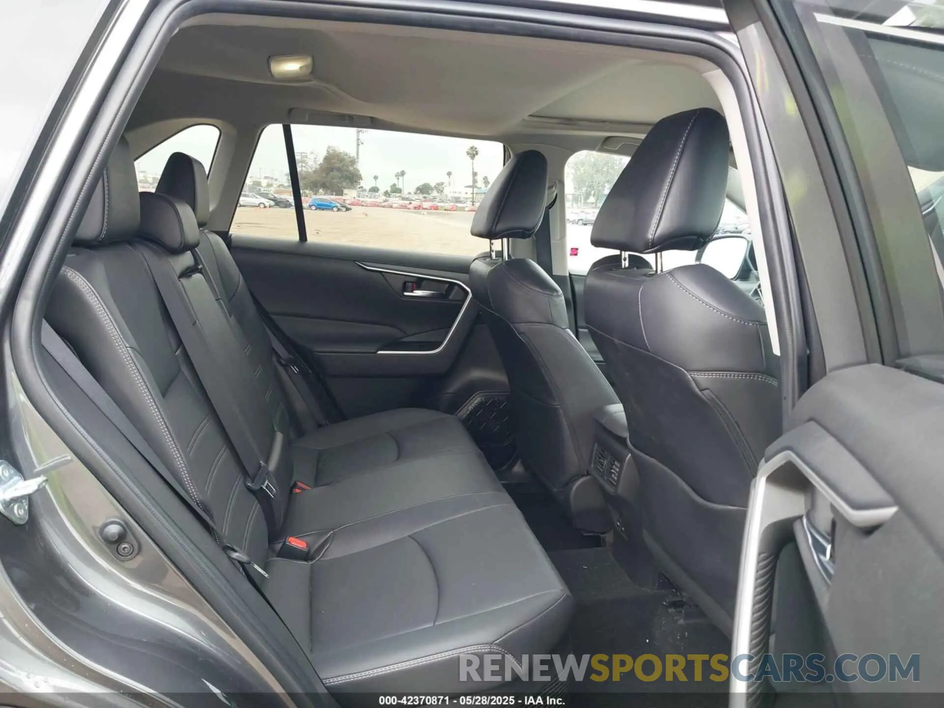 8 Photograph of a damaged car 4T3B6RFV8NU081069 TOYOTA RAV4 HYBRID 2022