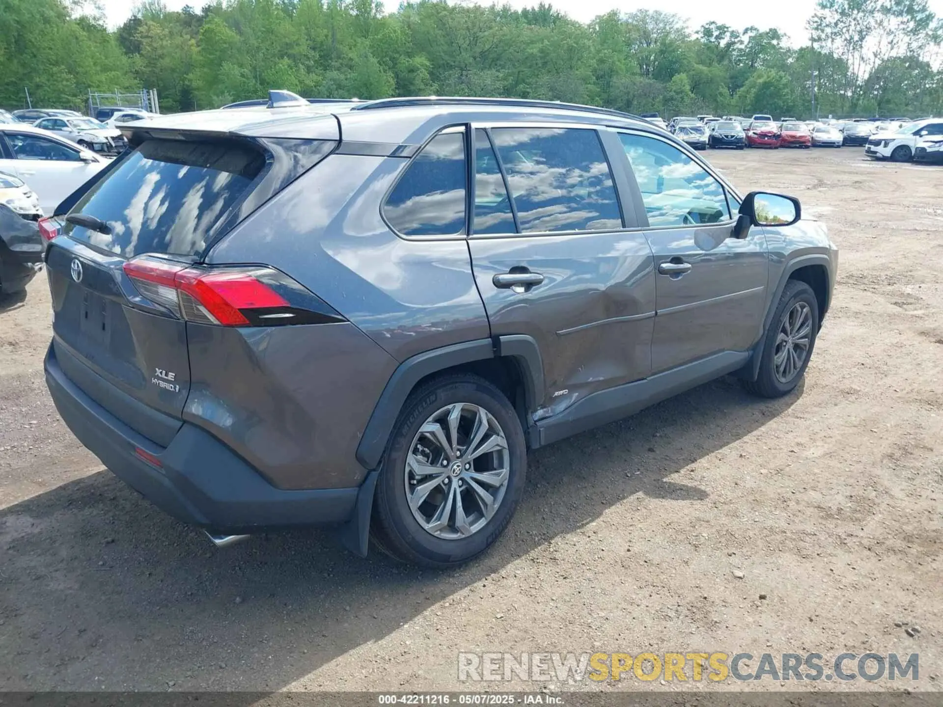 4 Photograph of a damaged car 4T3B6RFV9NU091206 TOYOTA RAV4 HYBRID 2022