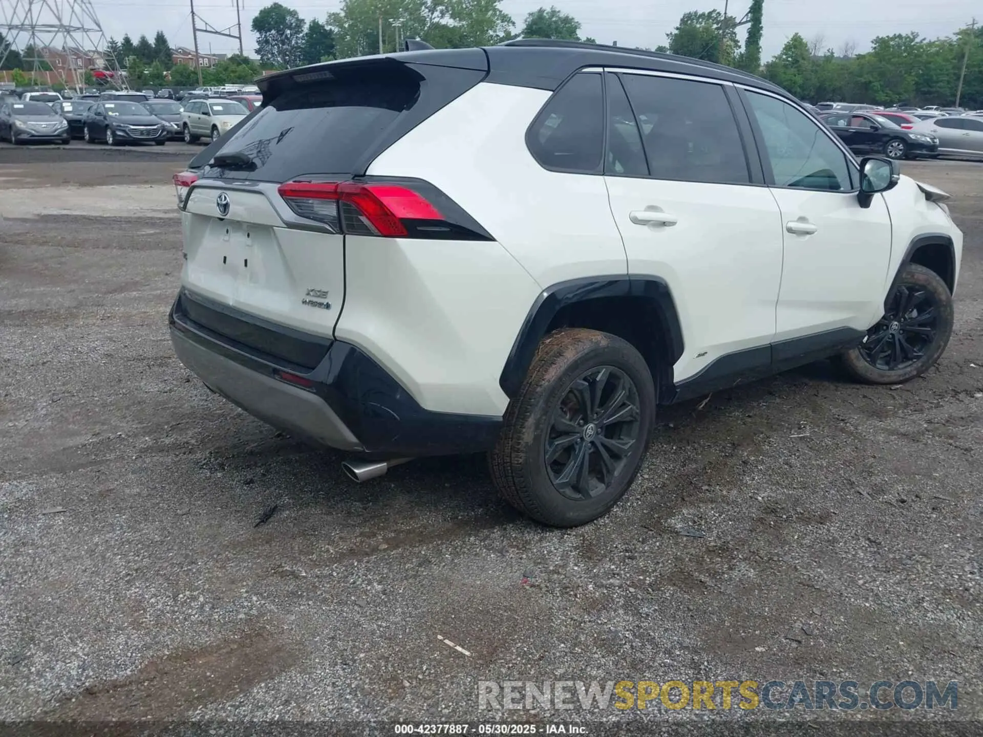 4 Photograph of a damaged car 4T3E6RFV6NU084601 TOYOTA RAV4 HYBRID 2022