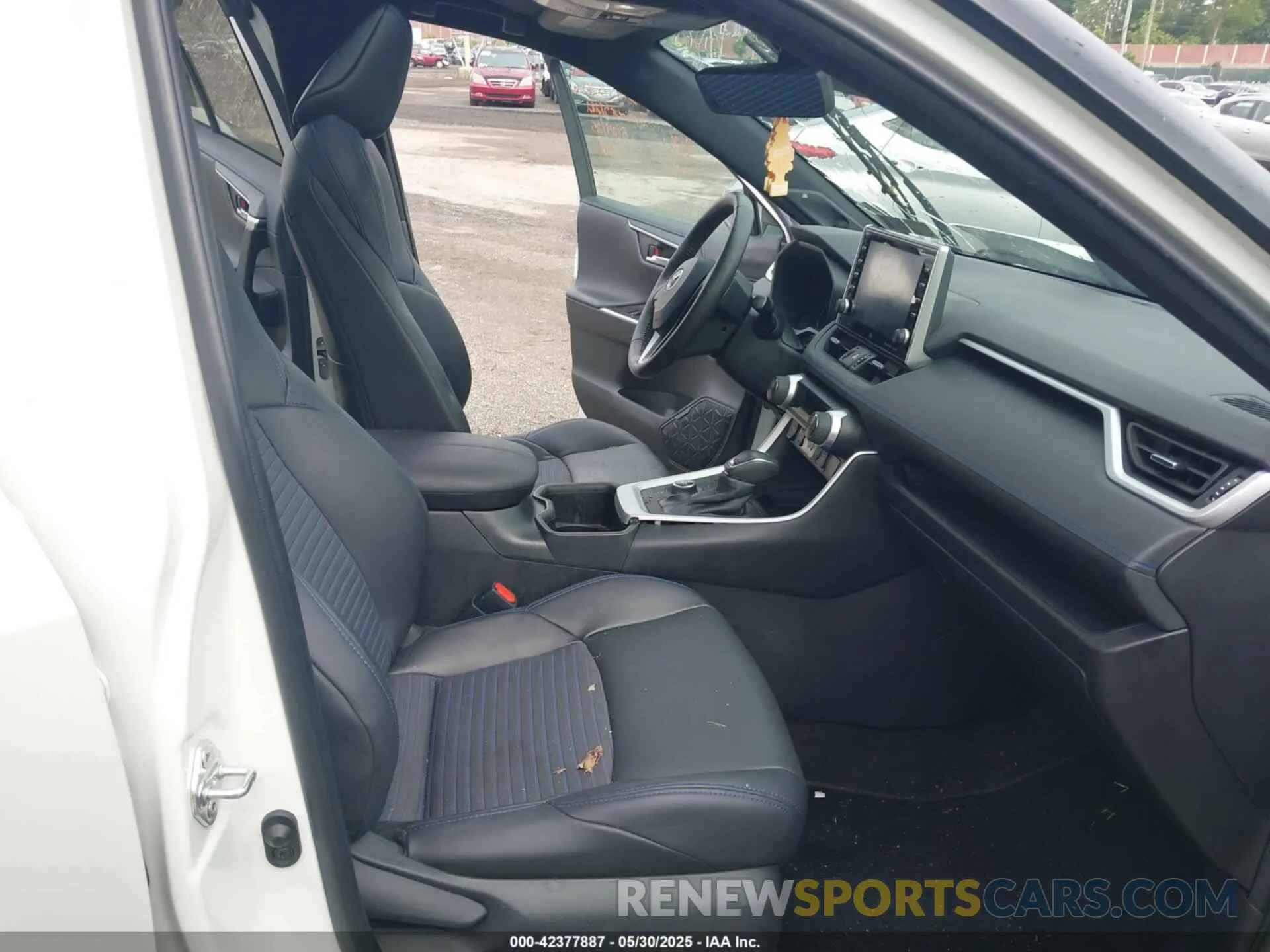5 Photograph of a damaged car 4T3E6RFV6NU084601 TOYOTA RAV4 HYBRID 2022