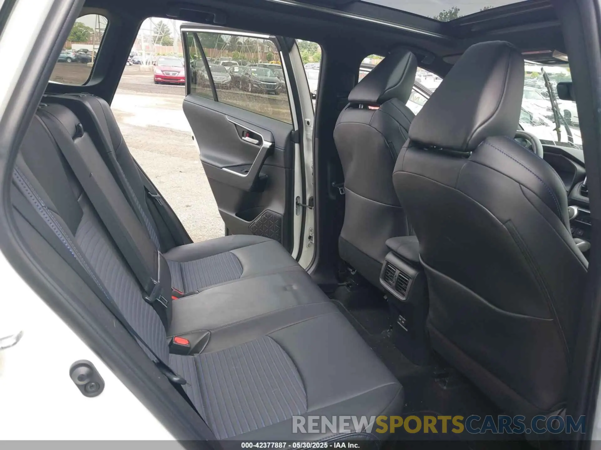 8 Photograph of a damaged car 4T3E6RFV6NU084601 TOYOTA RAV4 HYBRID 2022