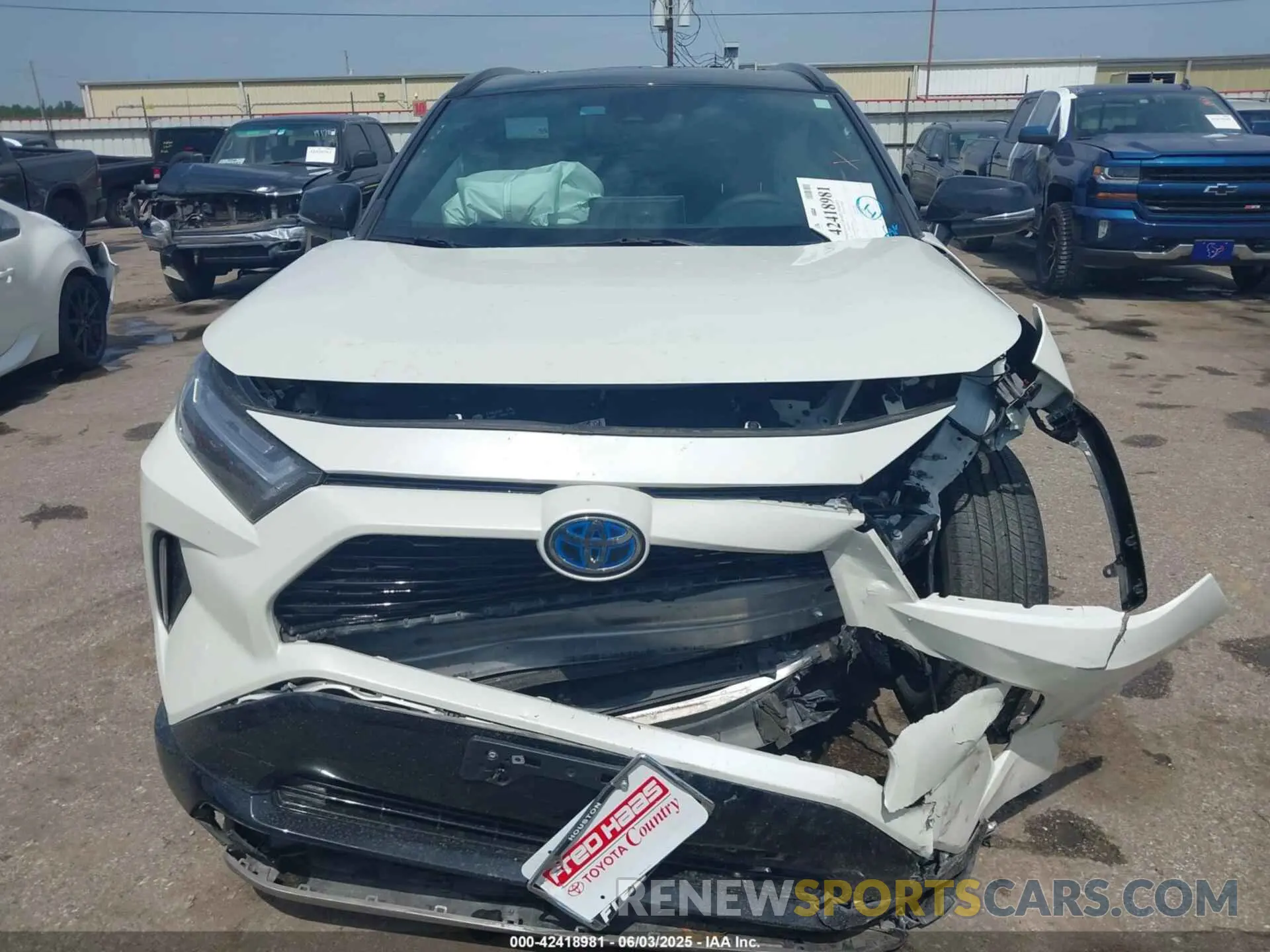 11 Photograph of a damaged car 4T3E6RFV7NU083912 TOYOTA RAV4 HYBRID 2022