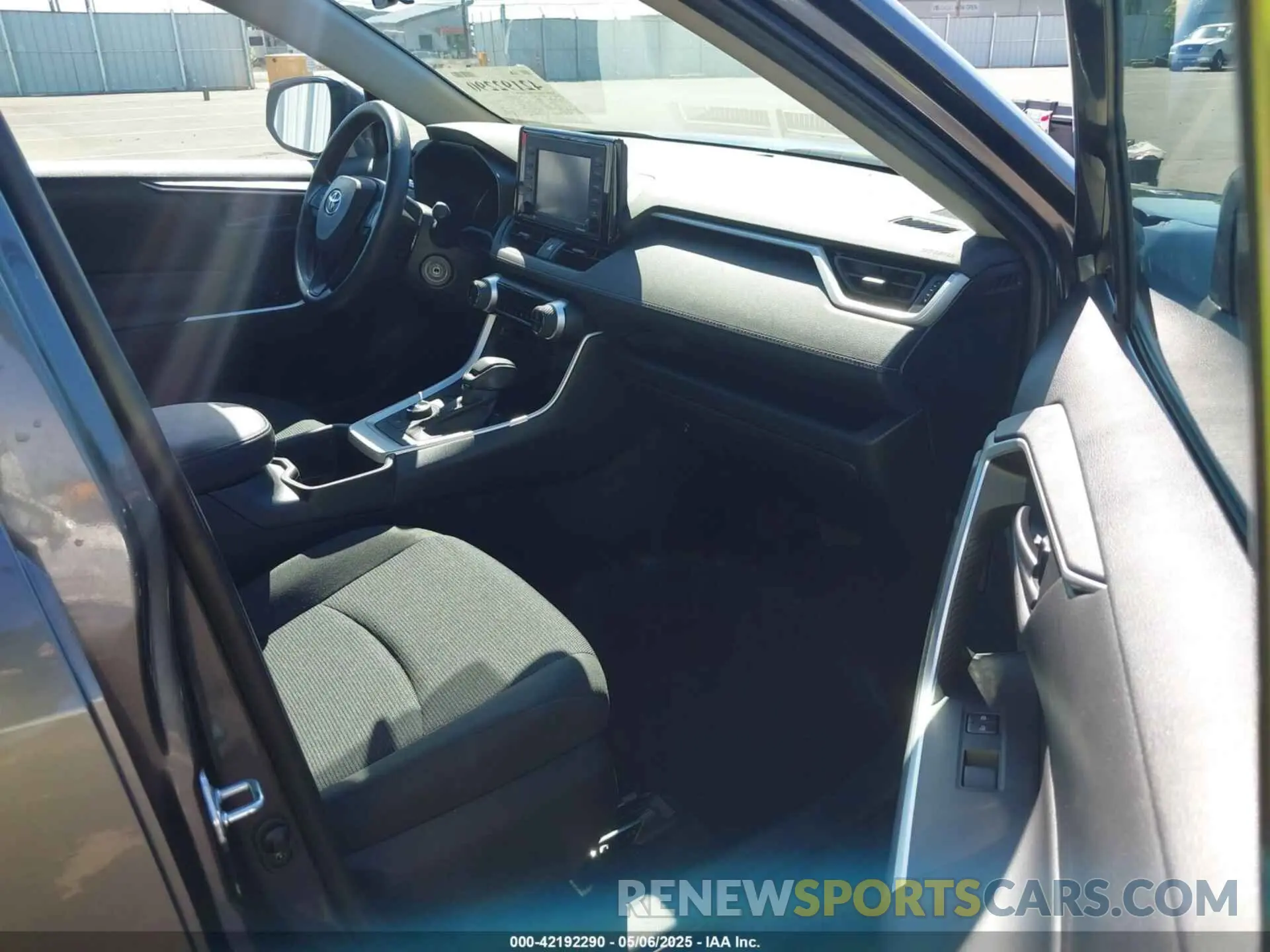 5 Photograph of a damaged car 4T3LWRFV4NU068095 TOYOTA RAV4 HYBRID 2022
