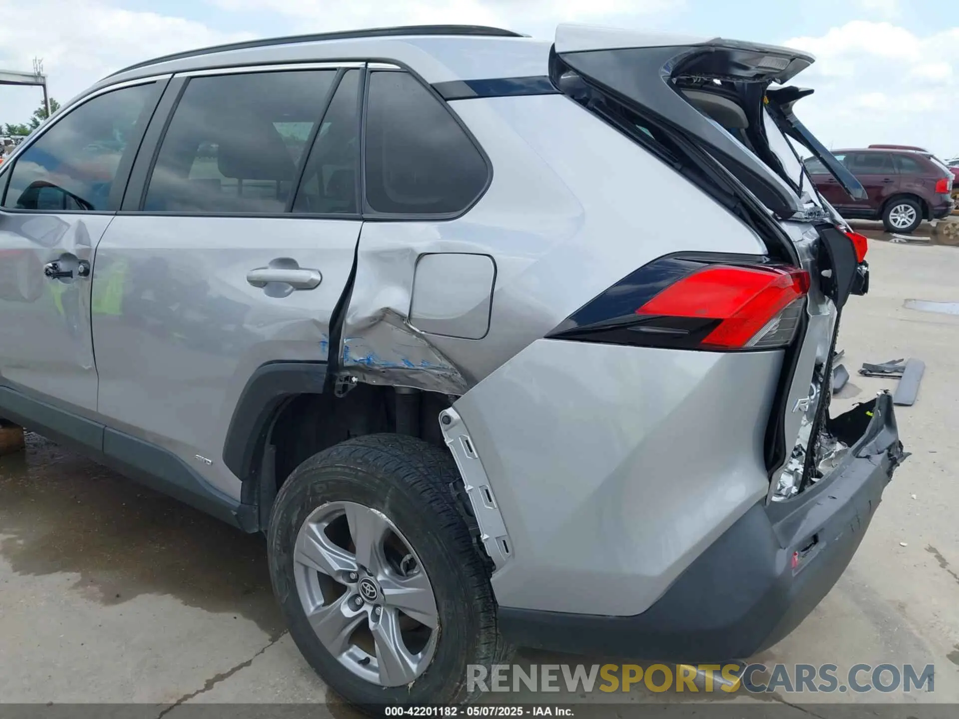 19 Photograph of a damaged car 4T3RWRFV7NU076220 TOYOTA RAV4 HYBRID 2022