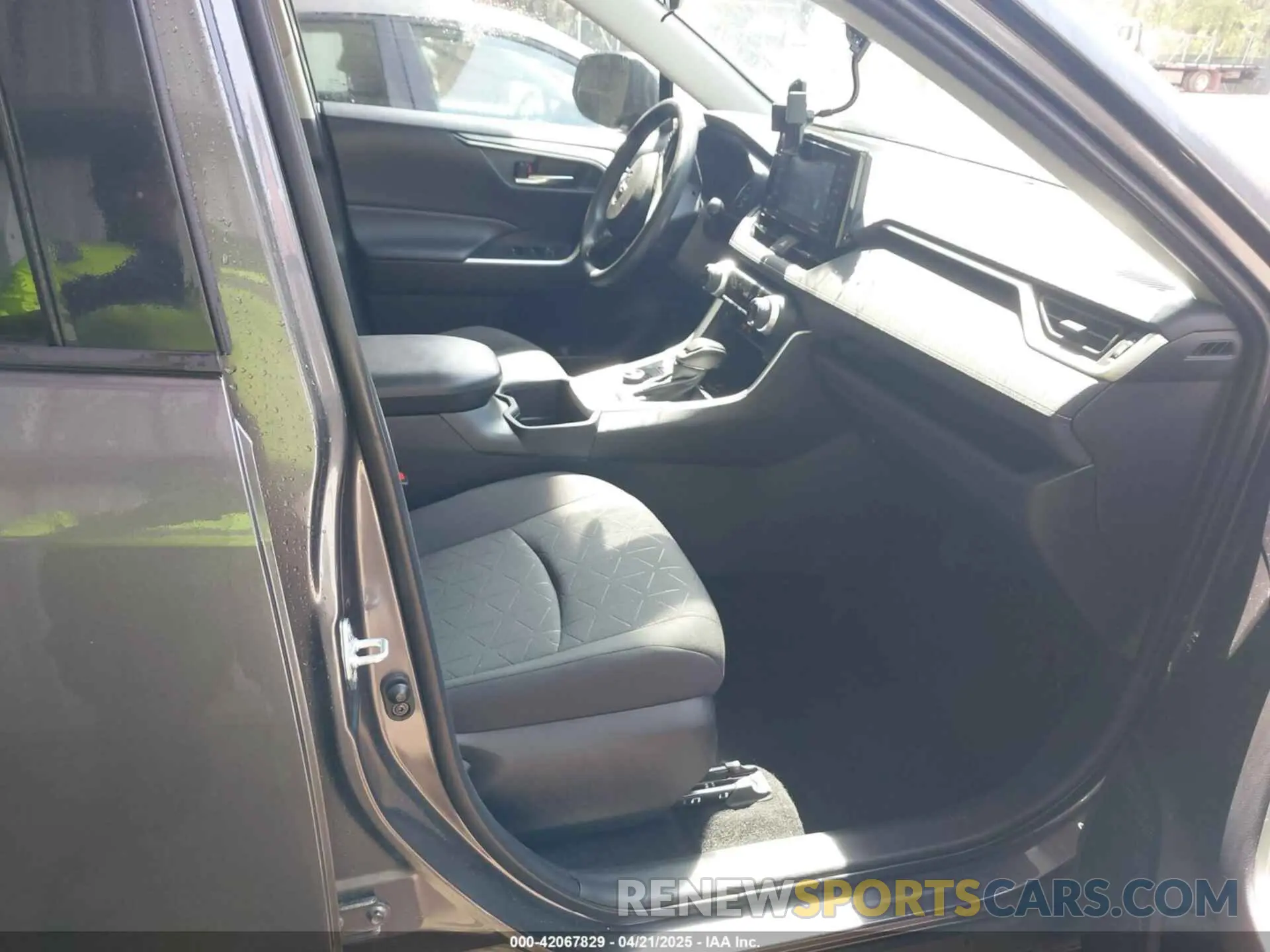 5 Photograph of a damaged car 4T3RWRFVXNU077426 TOYOTA RAV4 HYBRID 2022