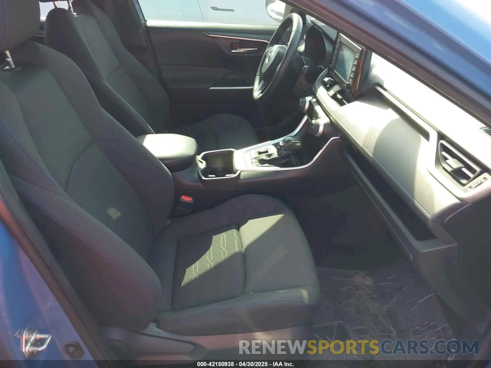 5 Photograph of a damaged car JTM16RFV0ND071693 TOYOTA RAV4 HYBRID 2022