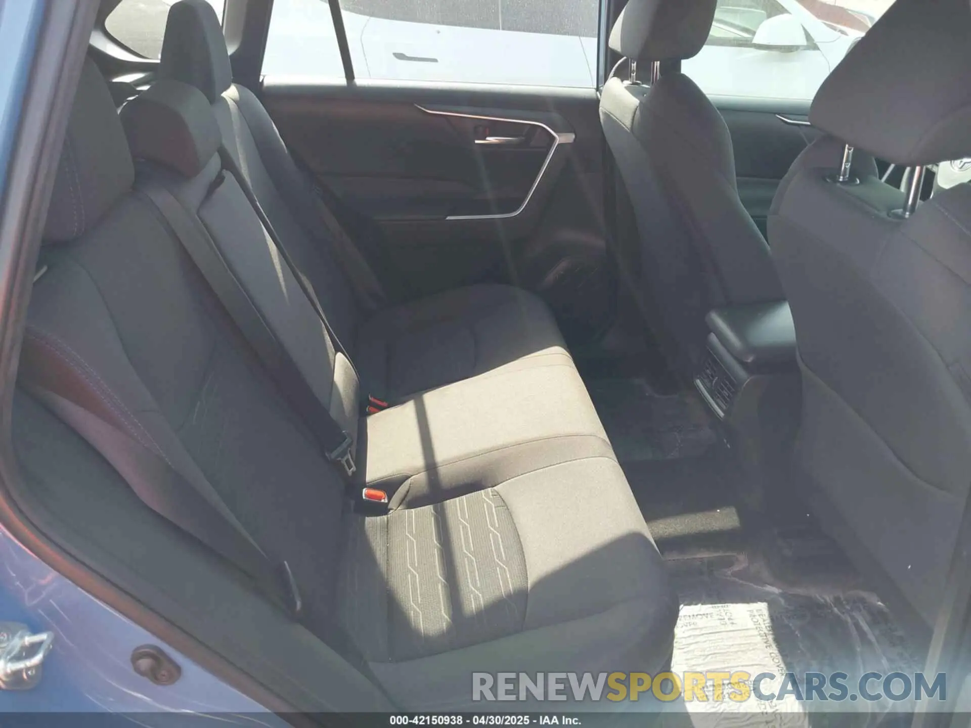 8 Photograph of a damaged car JTM16RFV0ND071693 TOYOTA RAV4 HYBRID 2022