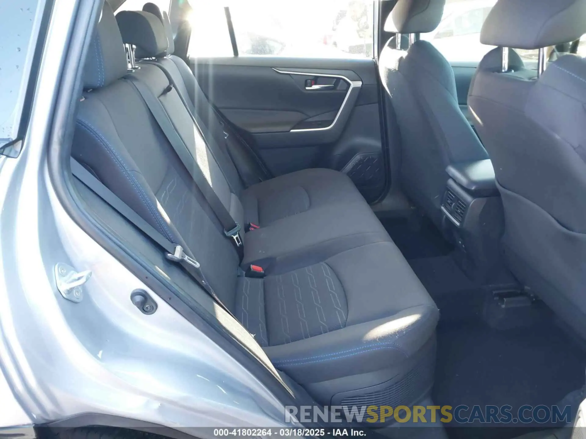 8 Photograph of a damaged car JTM16RFV7ND069018 TOYOTA RAV4 HYBRID 2022
