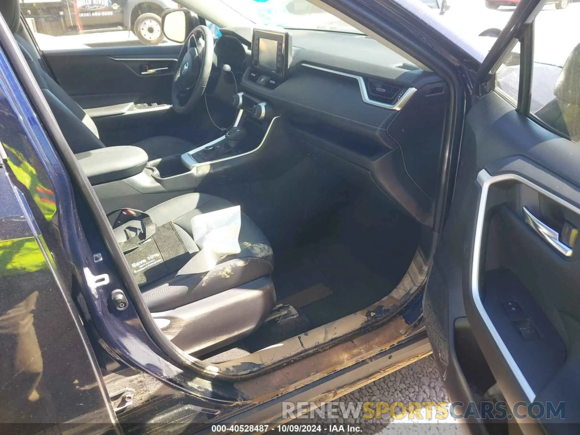 5 Photograph of a damaged car JTMB6RFV0ND068619 TOYOTA RAV4 HYBRID 2022