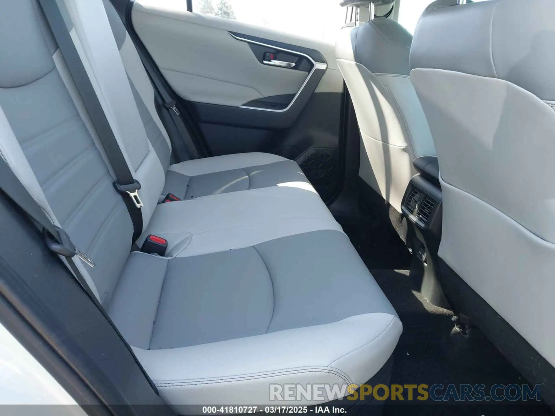 8 Photograph of a damaged car JTMB6RFV0ND077627 TOYOTA RAV4 HYBRID 2022