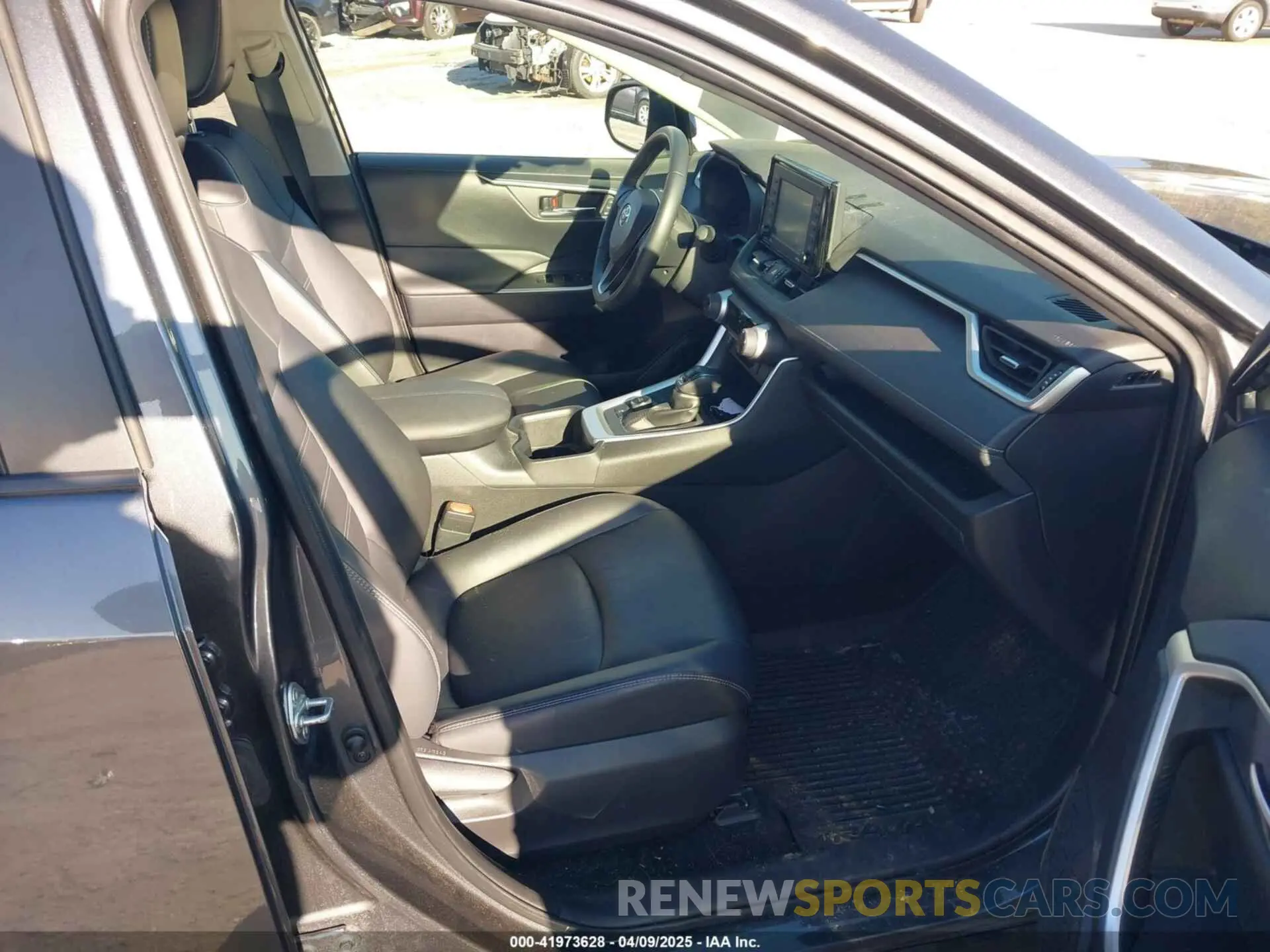 5 Photograph of a damaged car JTMB6RFV5ND065733 TOYOTA RAV4 HYBRID 2022