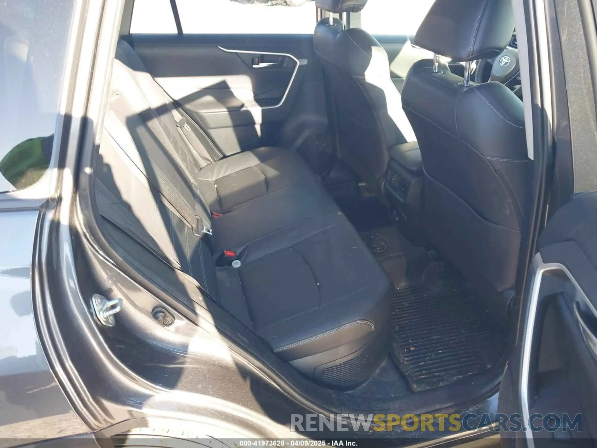 8 Photograph of a damaged car JTMB6RFV5ND065733 TOYOTA RAV4 HYBRID 2022