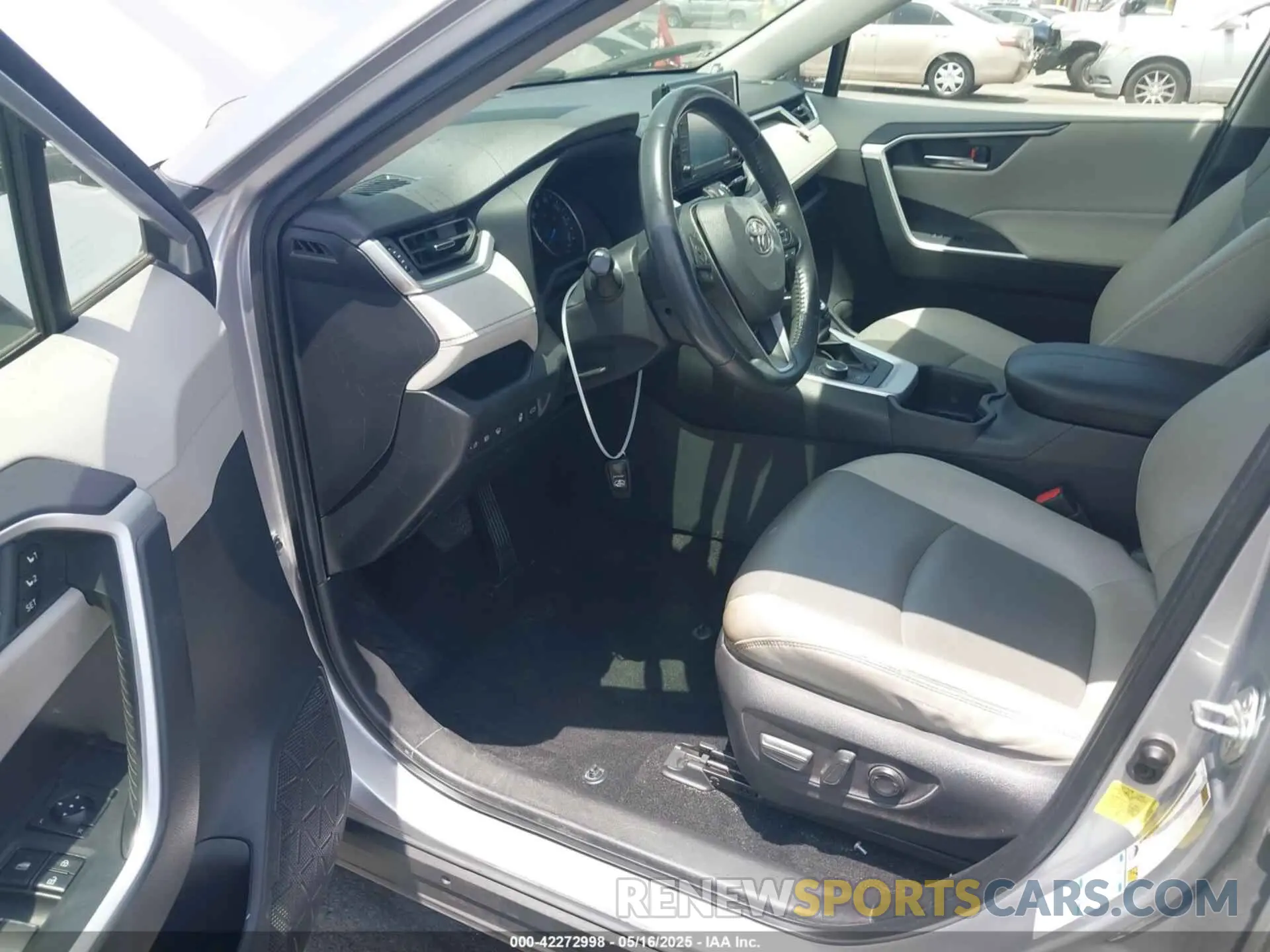 5 Photograph of a damaged car JTMB6RFV8ND056654 TOYOTA RAV4 HYBRID 2022