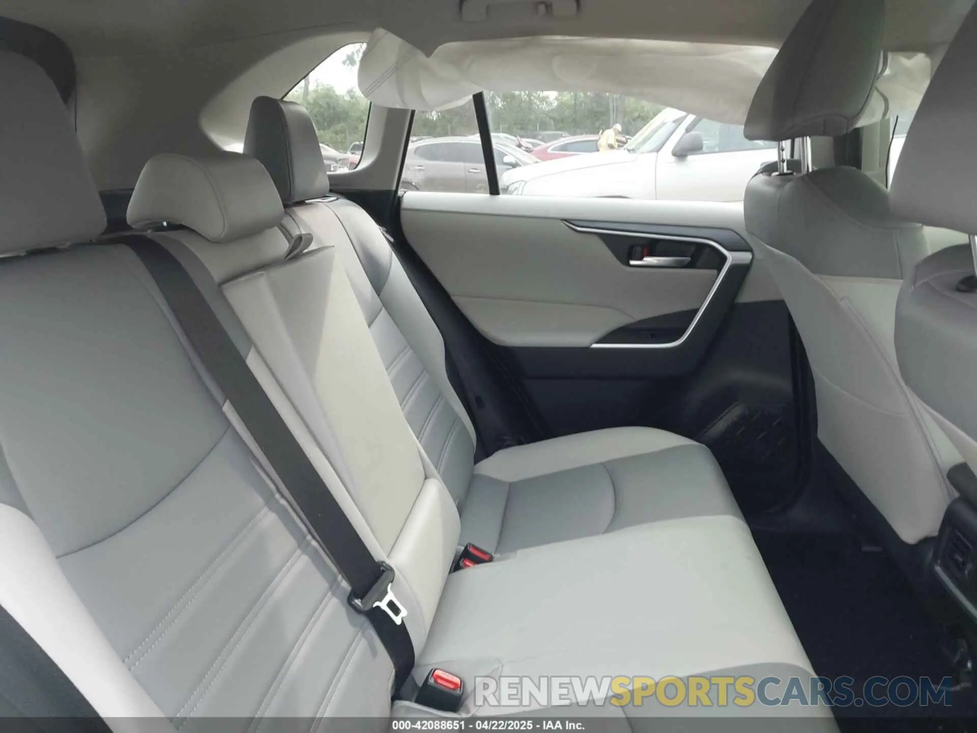 8 Photograph of a damaged car JTMB6RFV9ND078419 TOYOTA RAV4 HYBRID 2022