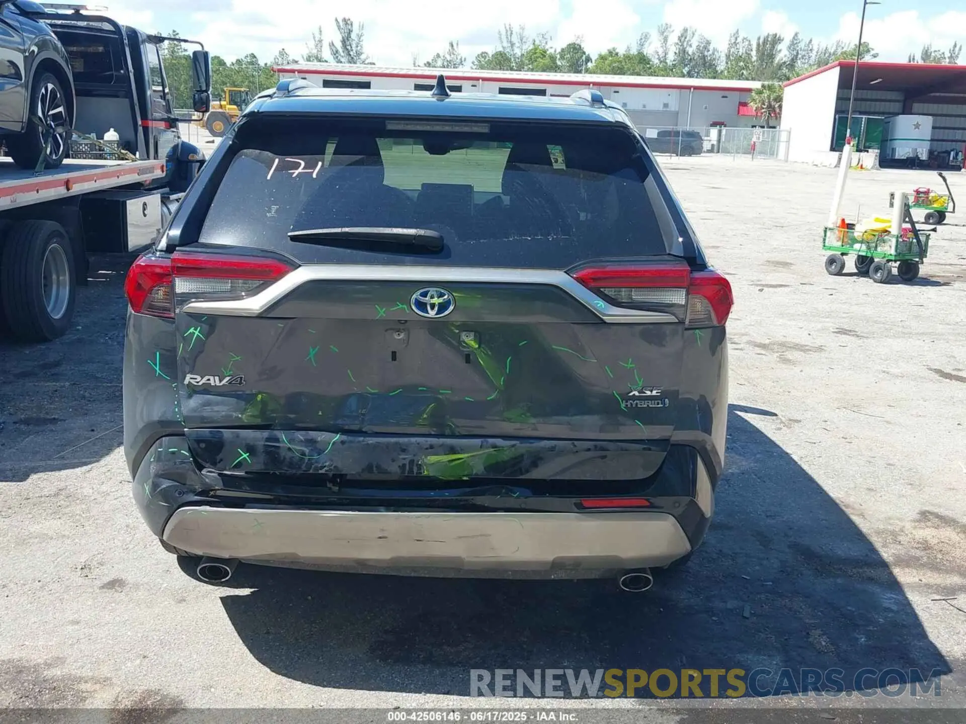 17 Photograph of a damaged car JTME6RFV0ND526690 TOYOTA RAV4 HYBRID 2022