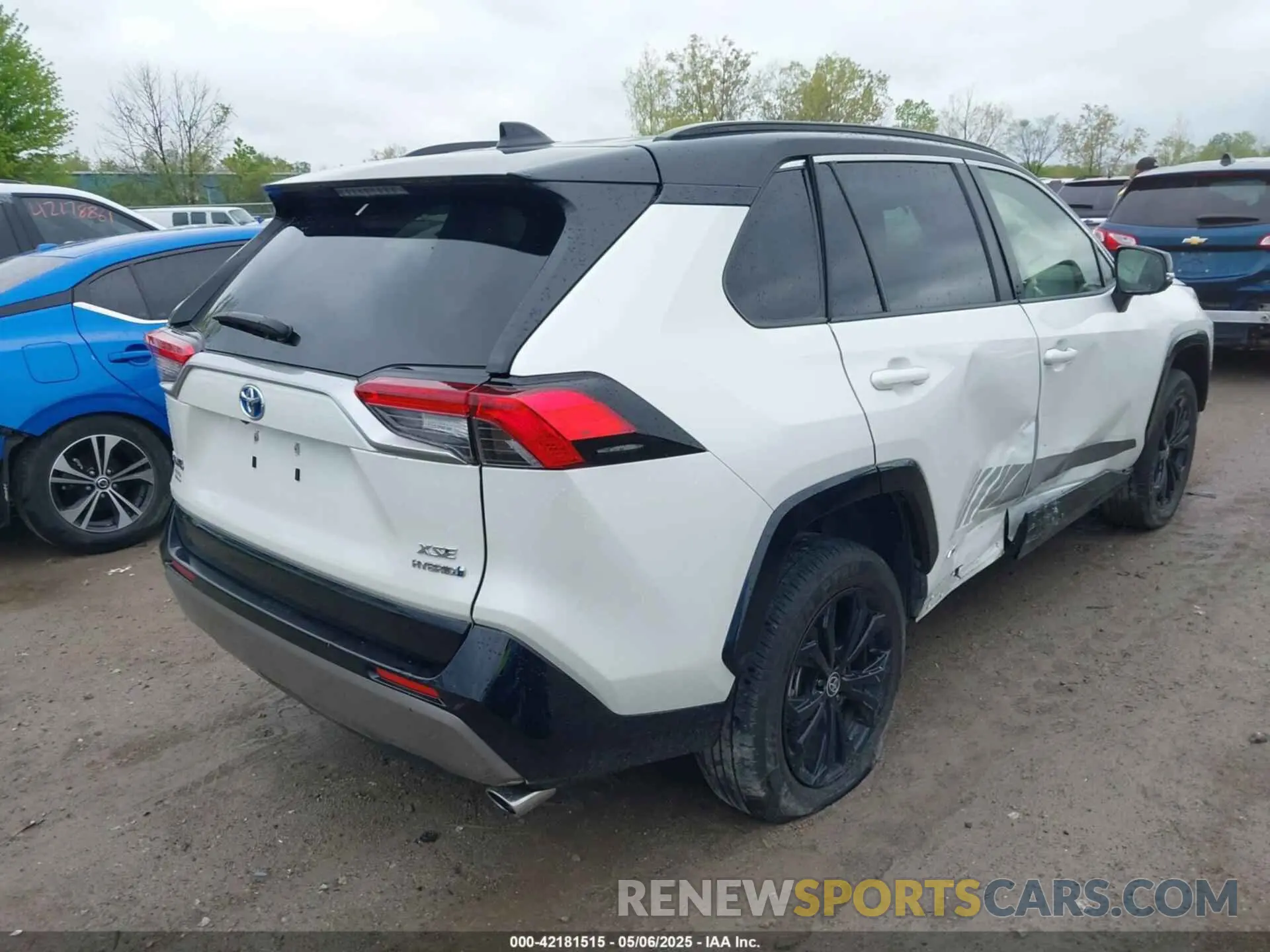 4 Photograph of a damaged car JTME6RFV8ND535461 TOYOTA RAV4 HYBRID 2022