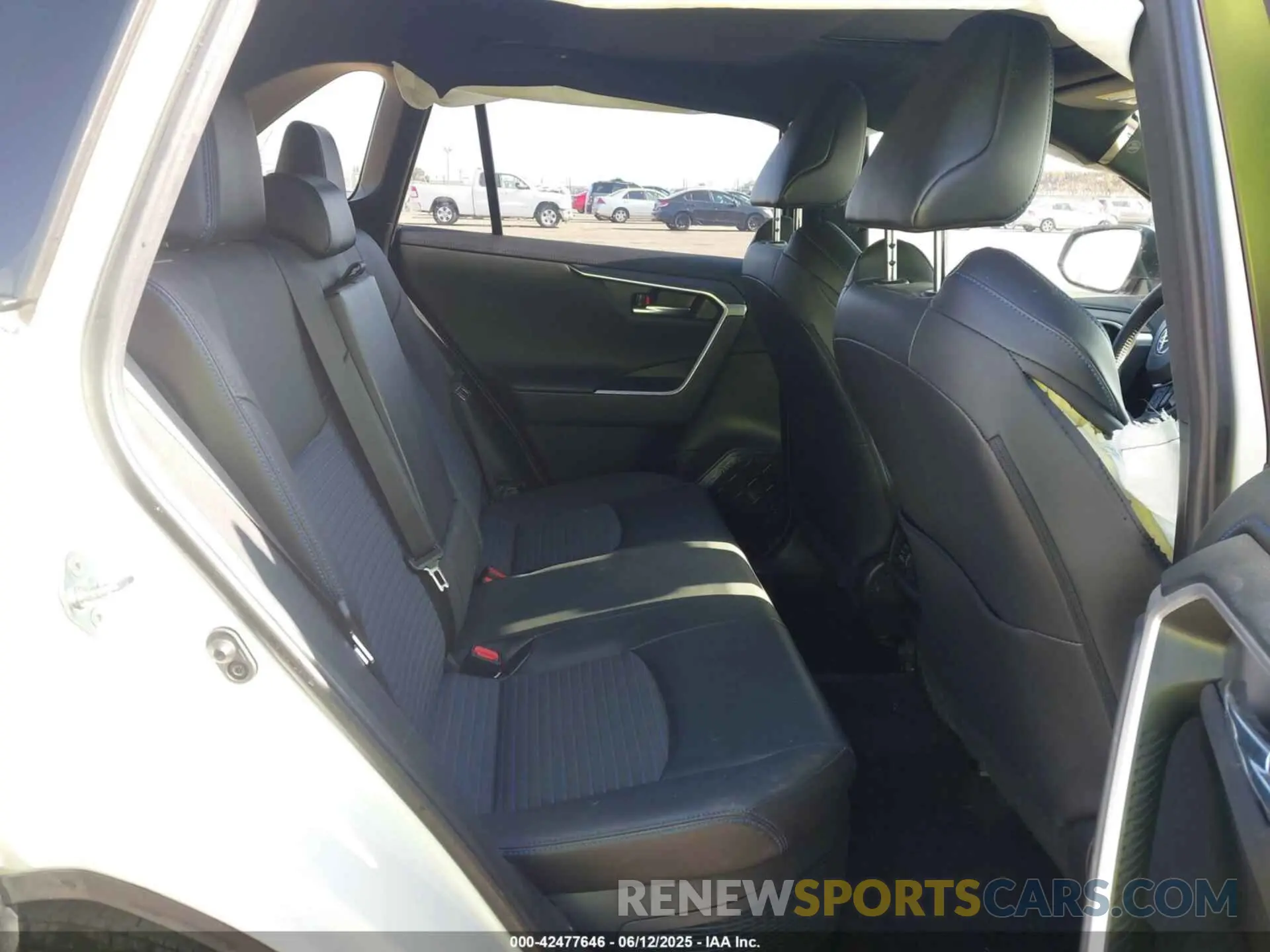 8 Photograph of a damaged car JTME6RFV9ND534822 TOYOTA RAV4 HYBRID 2022
