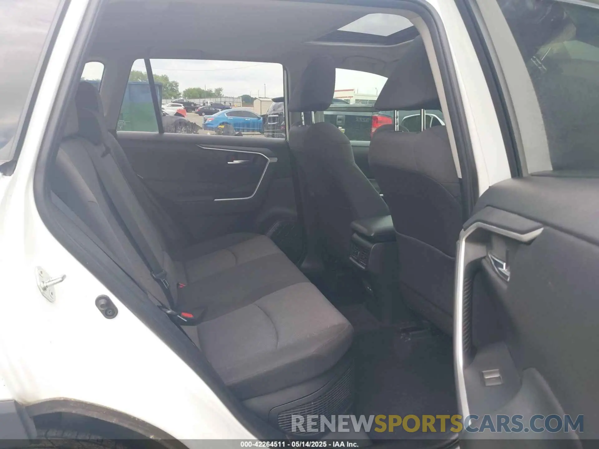8 Photograph of a damaged car JTMRWRFV4ND566482 TOYOTA RAV4 HYBRID 2022