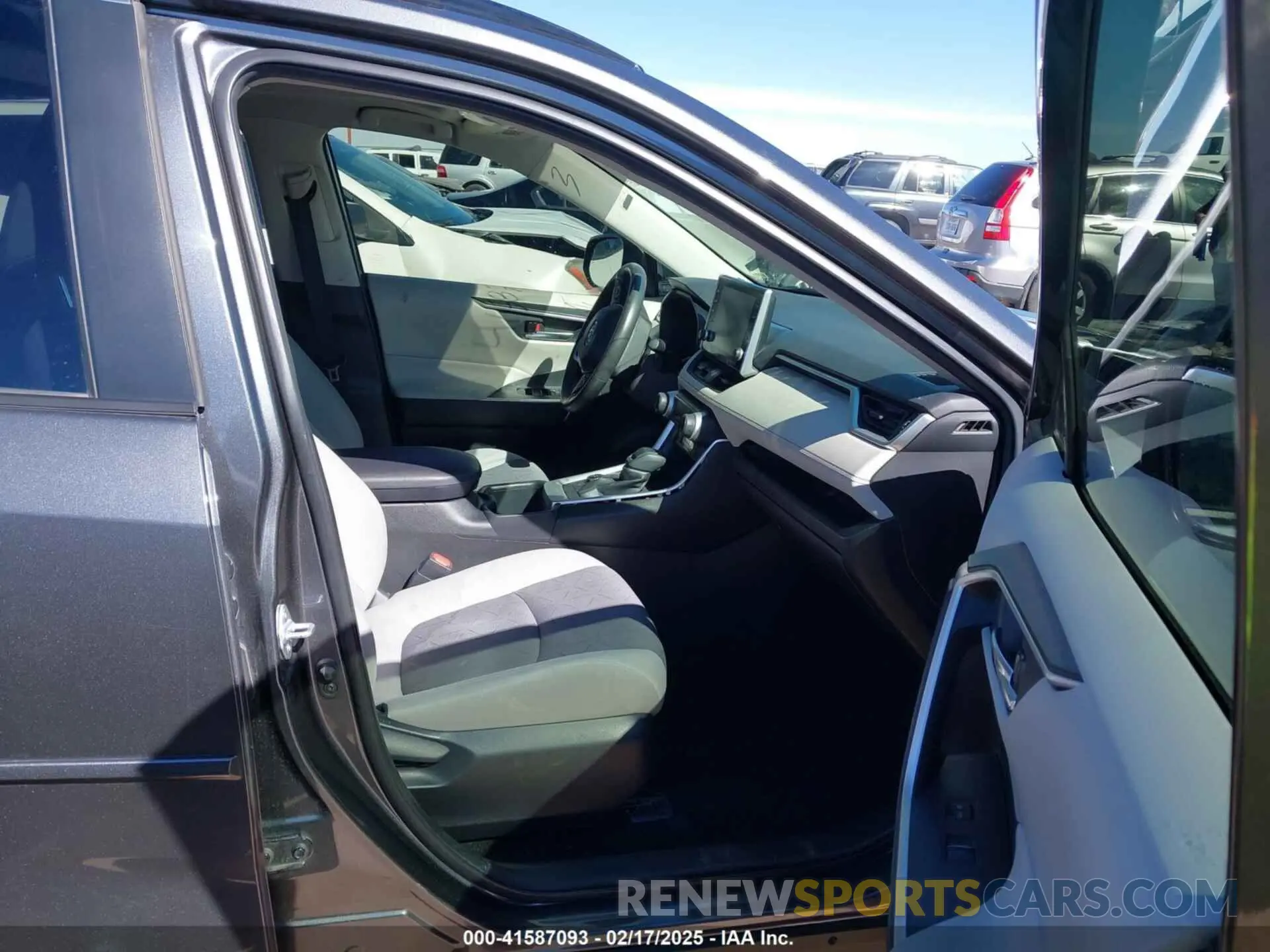 5 Photograph of a damaged car JTMRWRFV6ND165774 TOYOTA RAV4 HYBRID 2022
