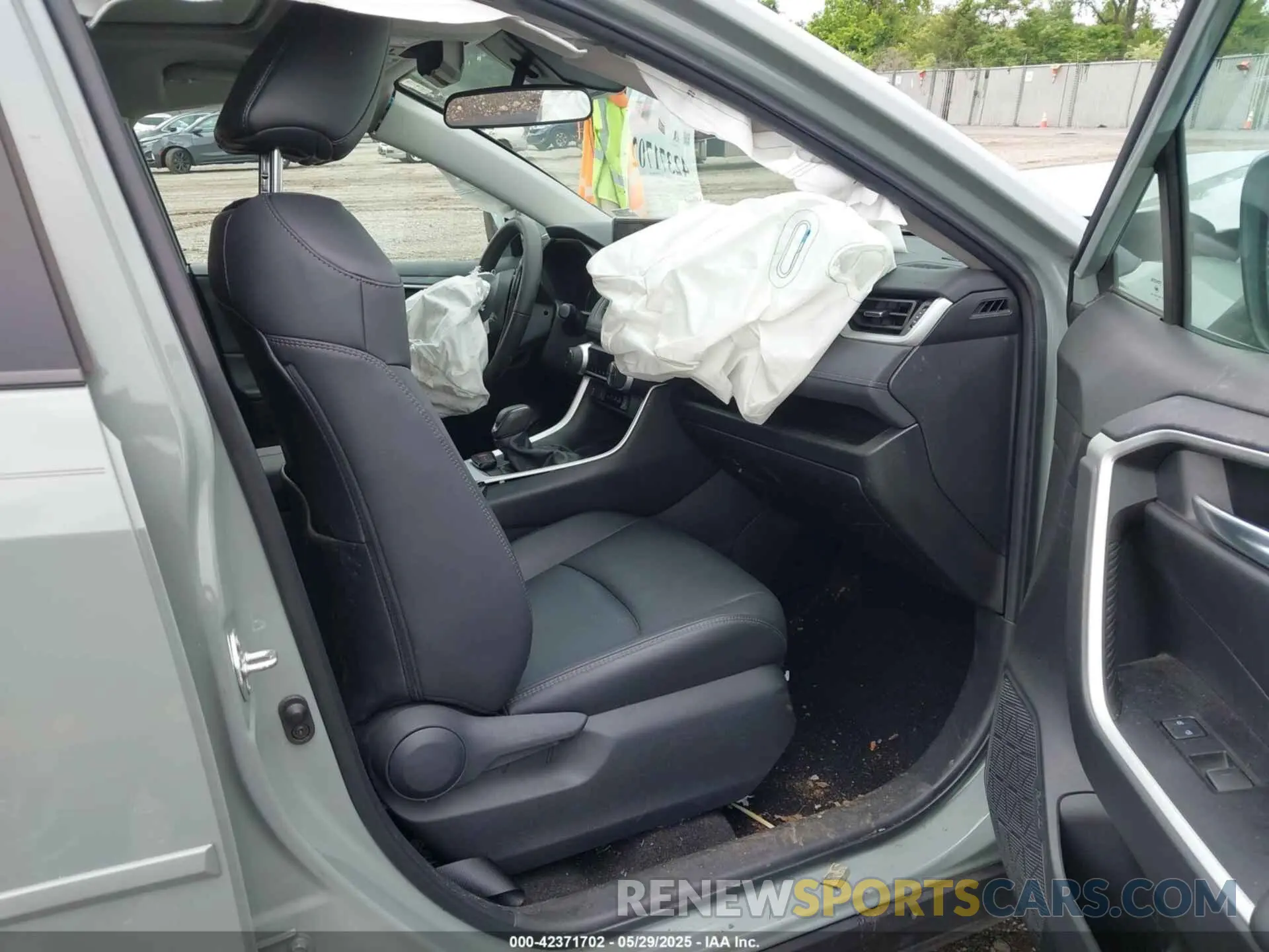5 Photograph of a damaged car 4T3B6RFV1PU120135 TOYOTA RAV4 HYBRID 2023