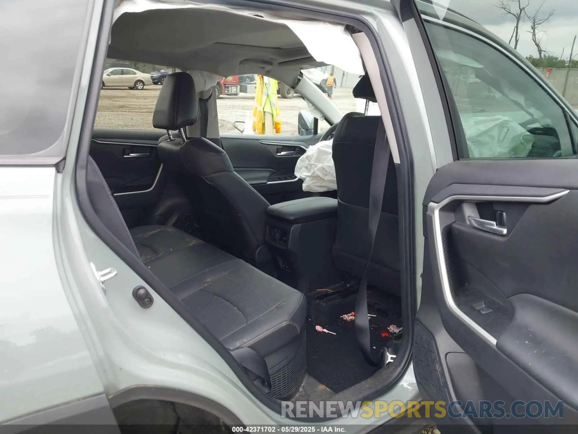 8 Photograph of a damaged car 4T3B6RFV1PU120135 TOYOTA RAV4 HYBRID 2023