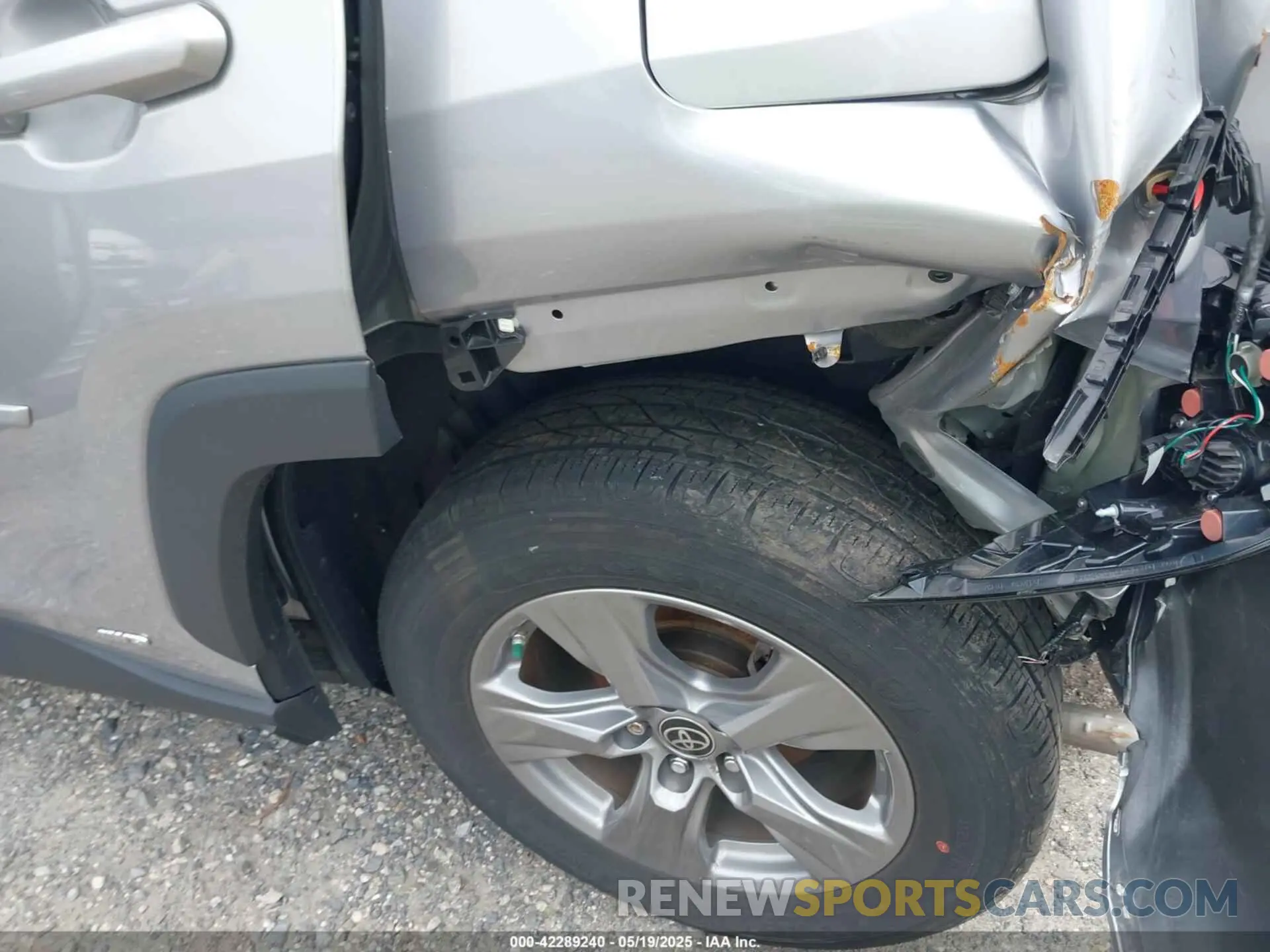17 Photograph of a damaged car 4T3MWRFV8PU094433 TOYOTA RAV4 HYBRID 2023