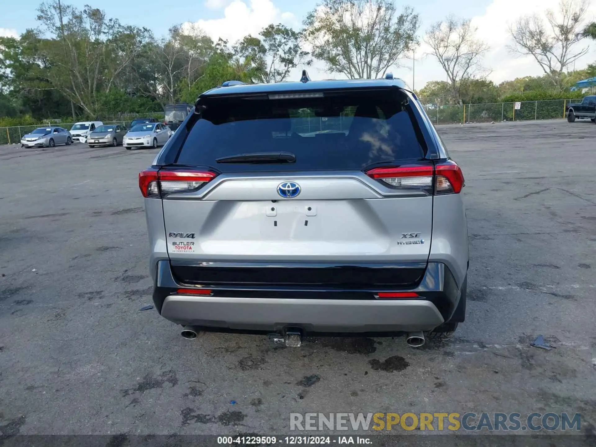 17 Photograph of a damaged car 2T3E6RFV7RW053105 TOYOTA RAV4 HYBRID 2024