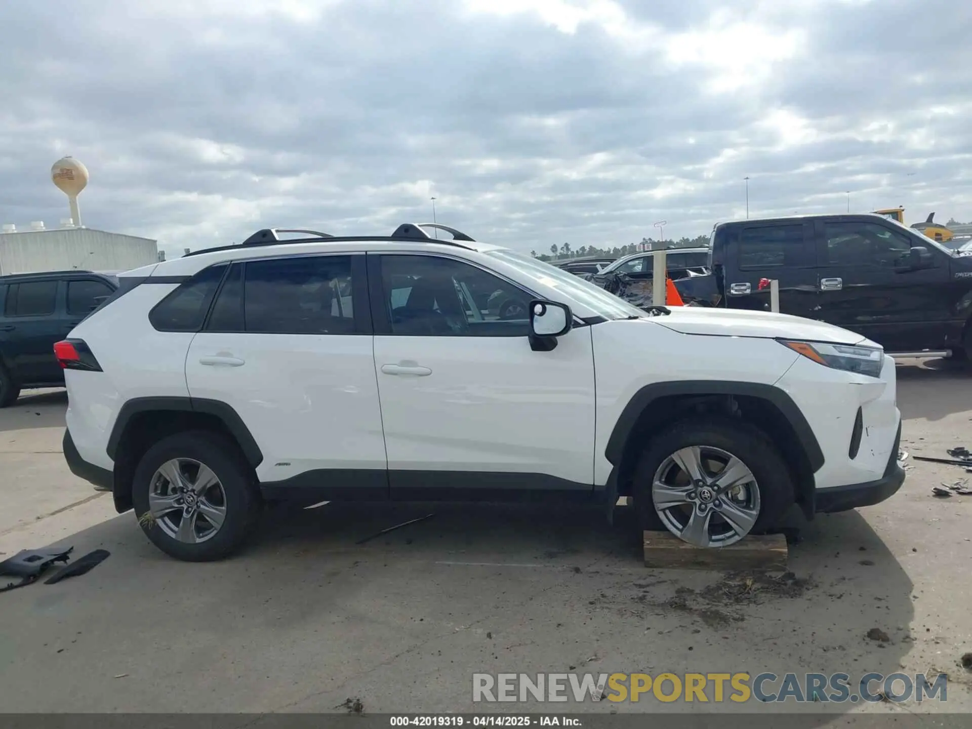 13 Photograph of a damaged car 2T3LWRFV1RW199507 TOYOTA RAV4 HYBRID 2024
