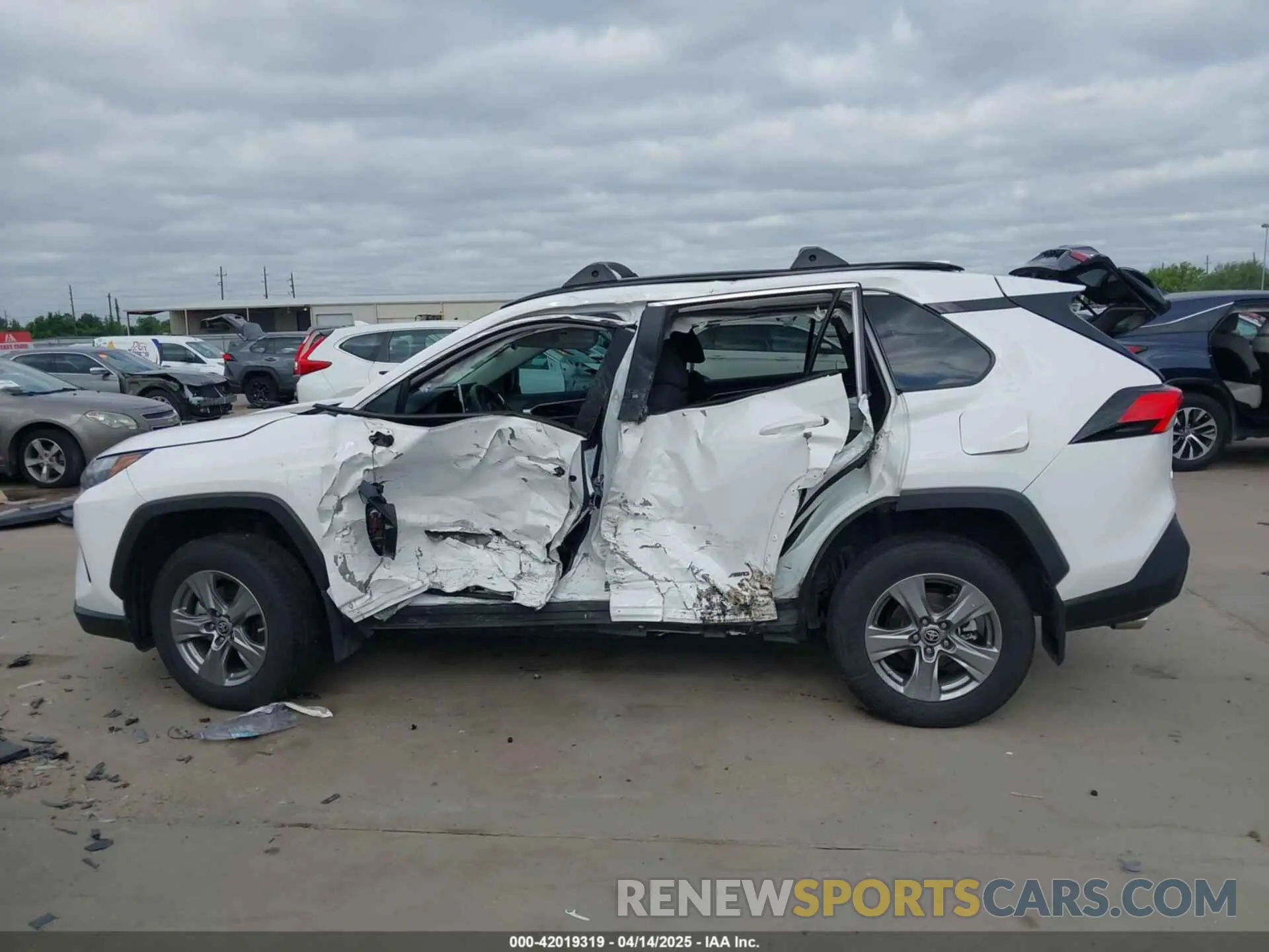 14 Photograph of a damaged car 2T3LWRFV1RW199507 TOYOTA RAV4 HYBRID 2024