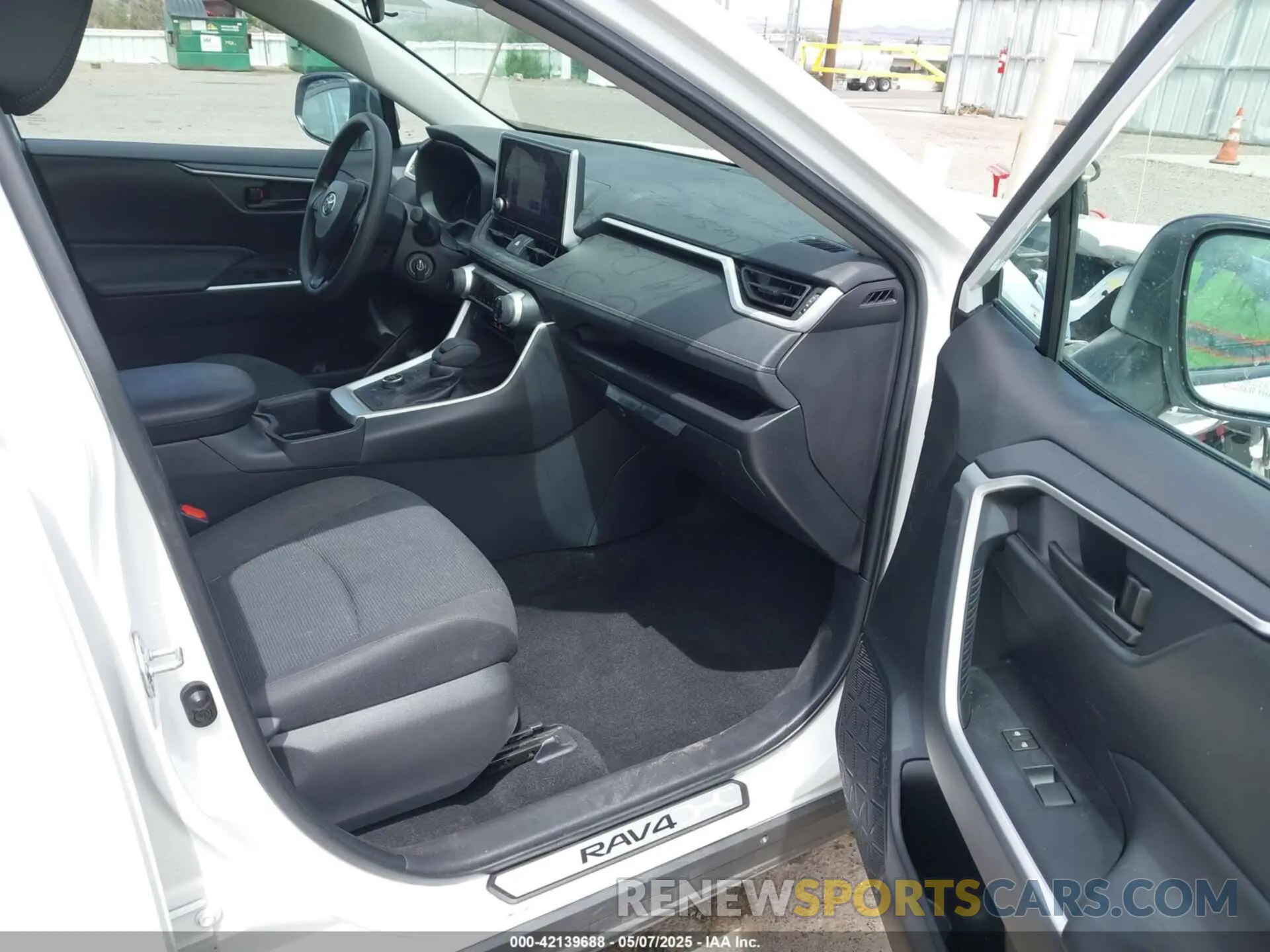 5 Photograph of a damaged car 2T3LWRFVXRW200220 TOYOTA RAV4 HYBRID 2024