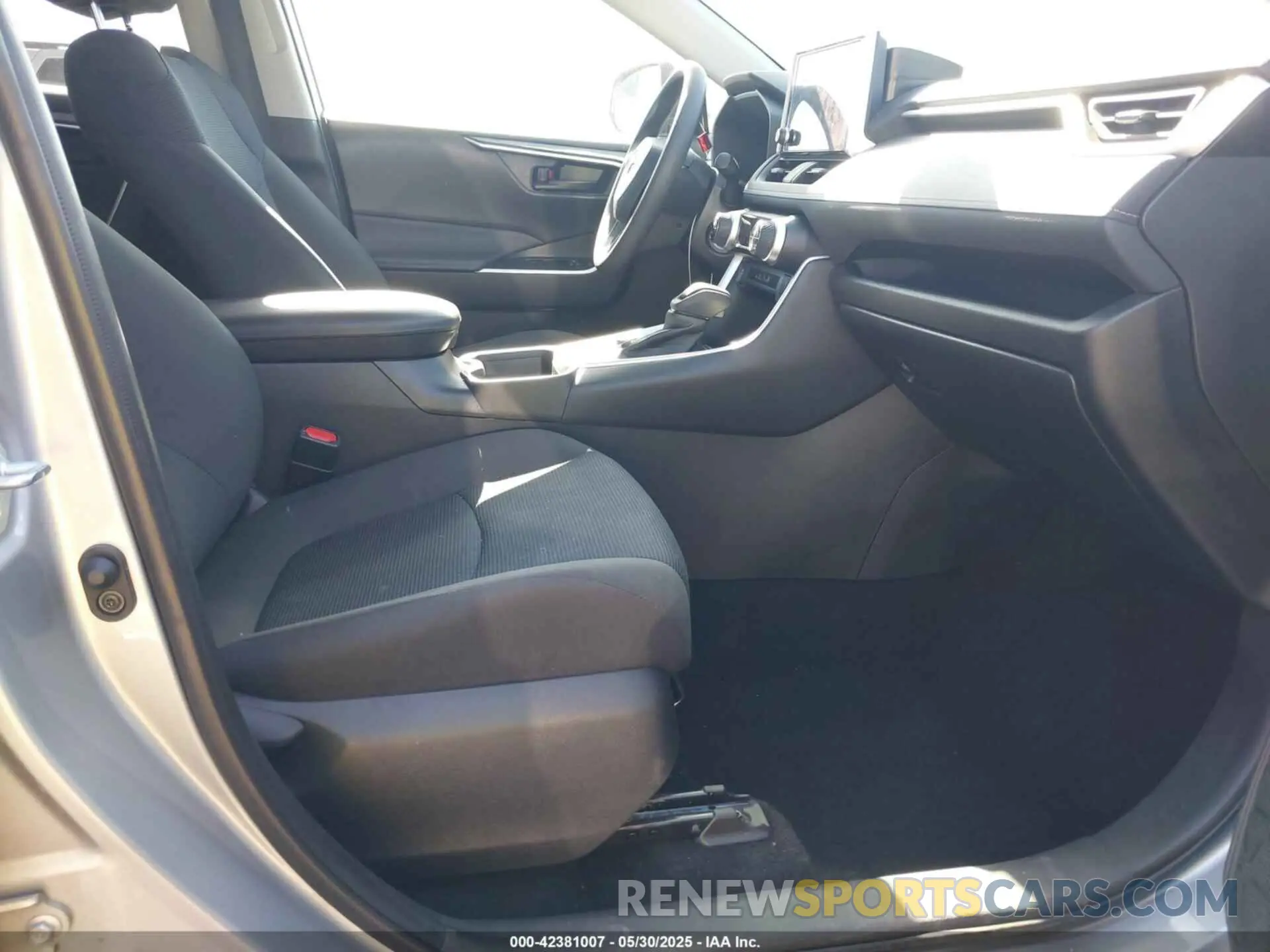 5 Photograph of a damaged car 2T3MWRFV0RW193475 TOYOTA RAV4 HYBRID 2024