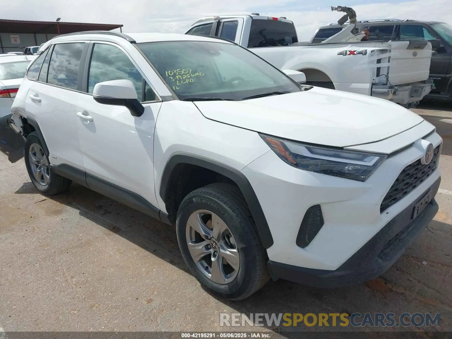 1 Photograph of a damaged car 2T3RWRFV1RW199646 TOYOTA RAV4 HYBRID 2024