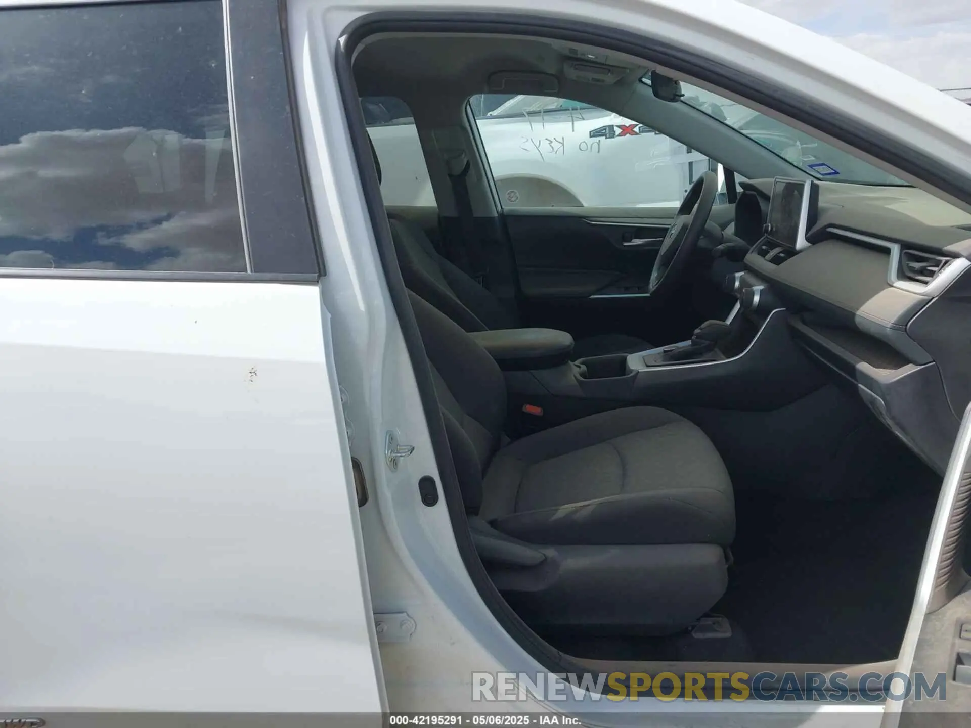 5 Photograph of a damaged car 2T3RWRFV1RW199646 TOYOTA RAV4 HYBRID 2024