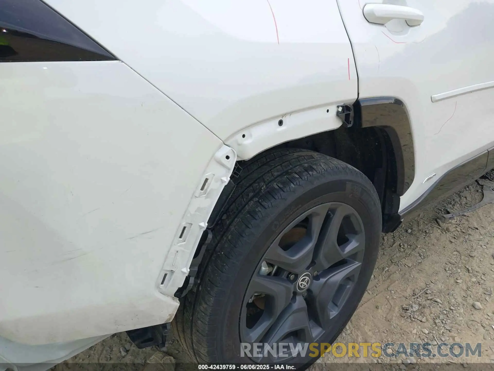 18 Photograph of a damaged car 2T3T6RFV3RW056722 TOYOTA RAV4 HYBRID 2024