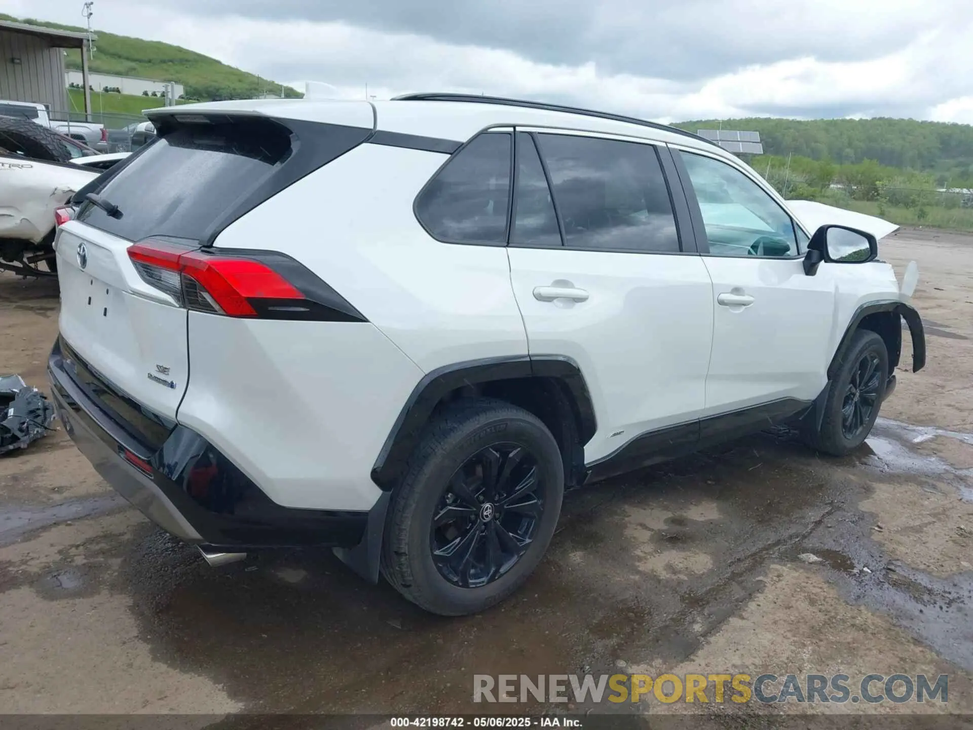 4 Photograph of a damaged car 2T3T6RFV3RW066117 TOYOTA RAV4 HYBRID 2024