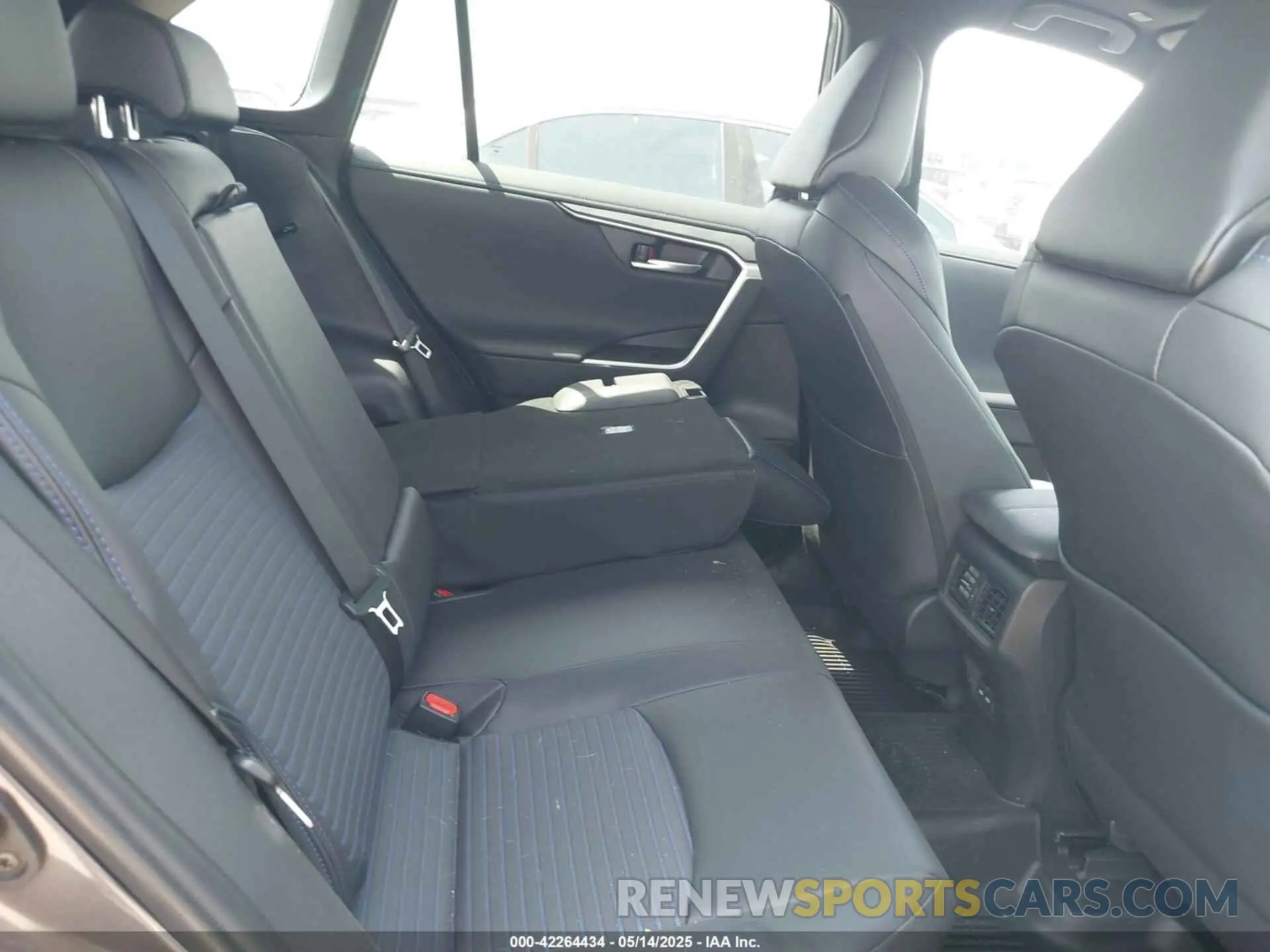 8 Photograph of a damaged car 4T3E6RFV3RU174035 TOYOTA RAV4 HYBRID 2024