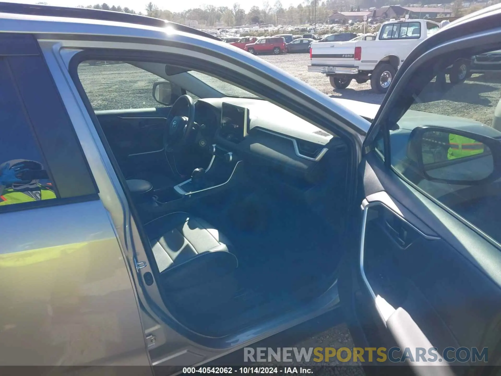 5 Photograph of a damaged car 4T3LWRFV8RU143922 TOYOTA RAV4 HYBRID 2024
