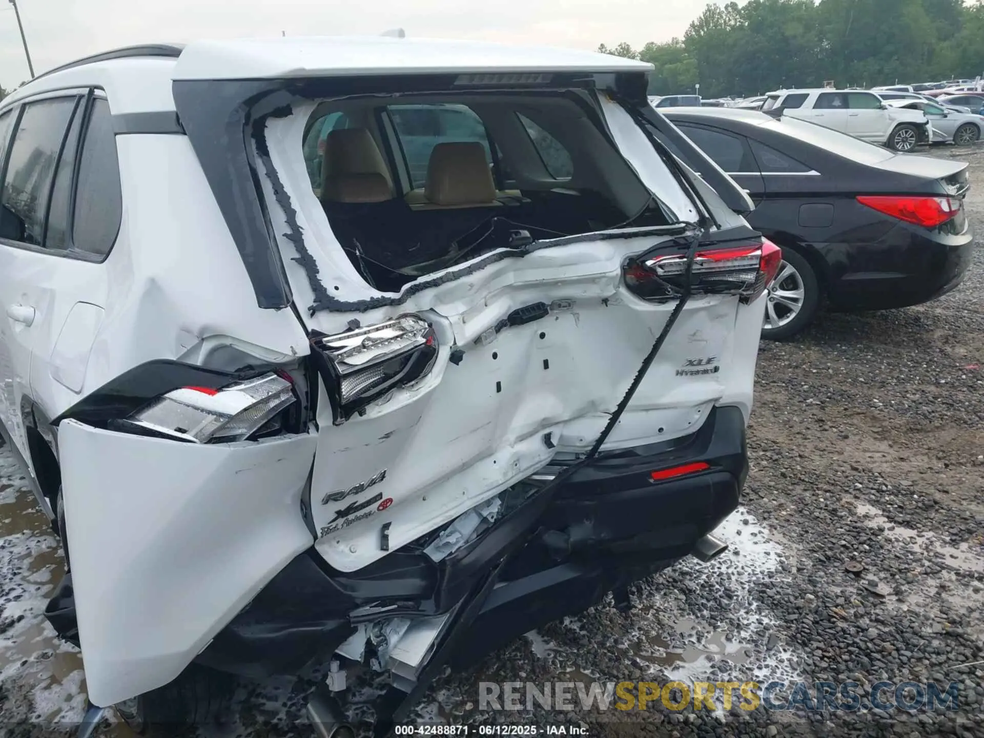 16 Photograph of a damaged car 4T3RWRFV8RU110932 TOYOTA RAV4 HYBRID 2024
