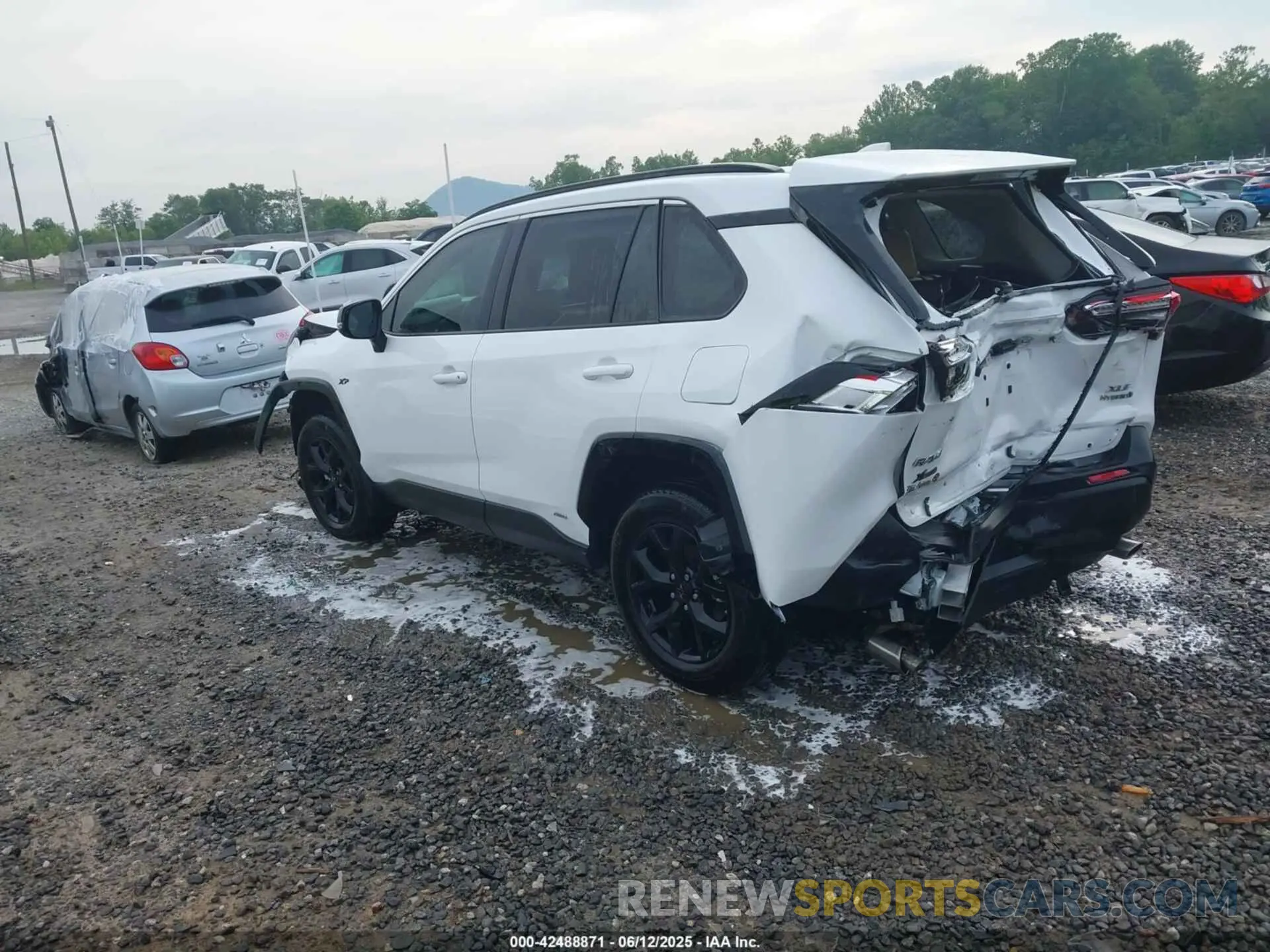 3 Photograph of a damaged car 4T3RWRFV8RU110932 TOYOTA RAV4 HYBRID 2024