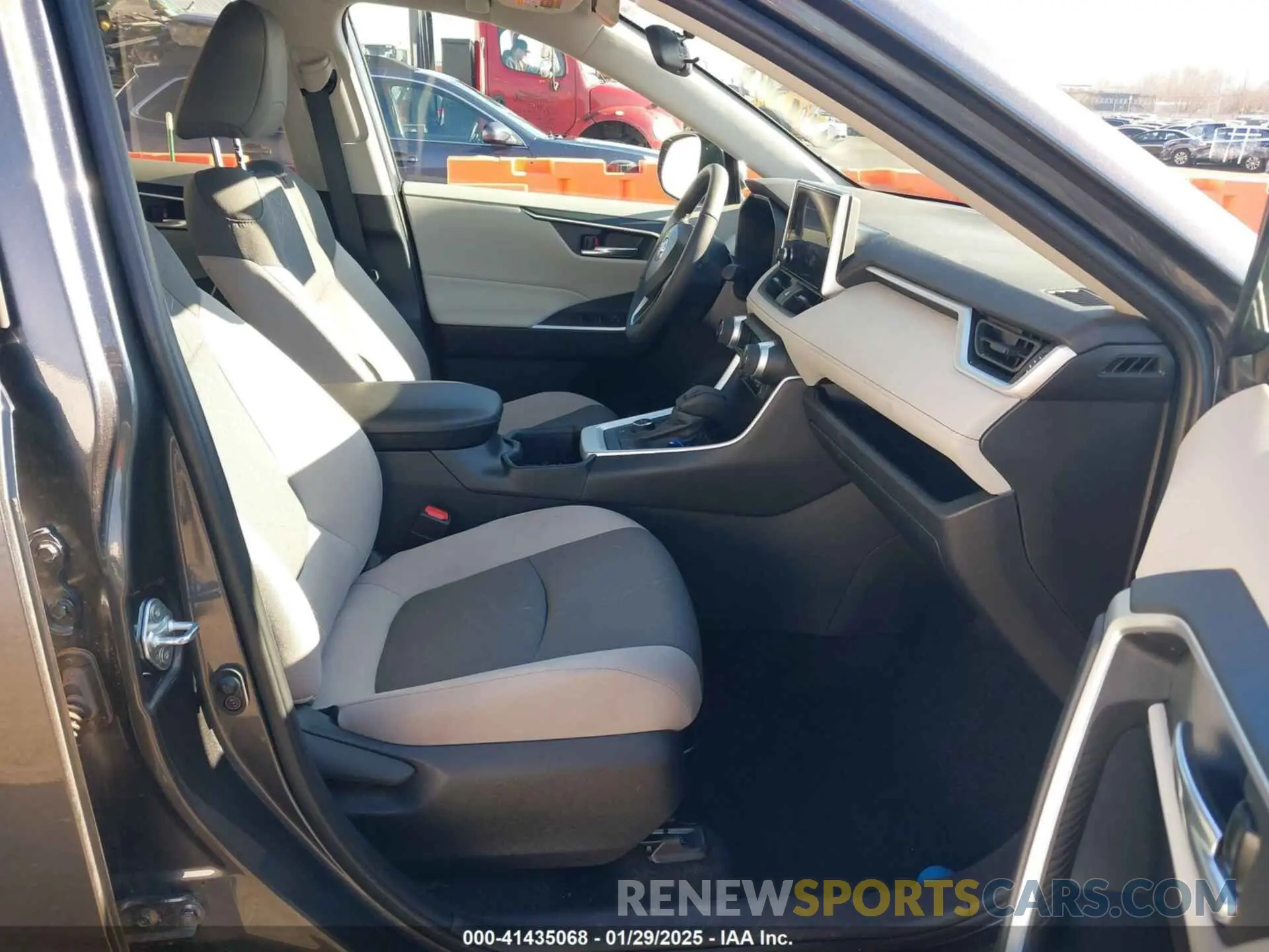 5 Photograph of a damaged car 4T3RWRFV8RU140643 TOYOTA RAV4 HYBRID 2024
