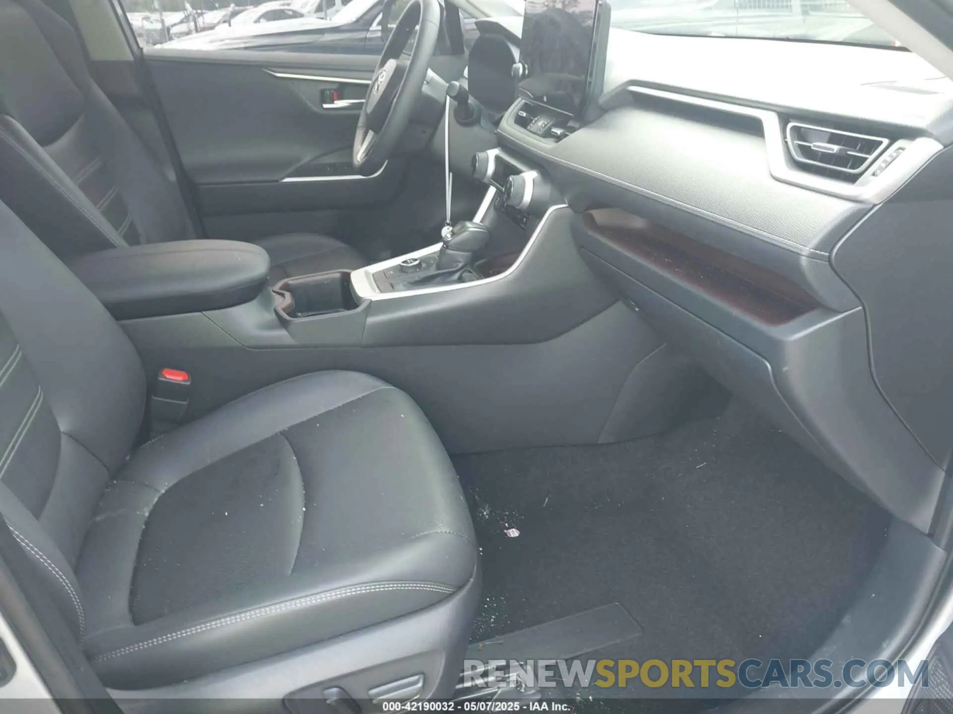 5 Photograph of a damaged car JTMD6RFV6RD128627 TOYOTA RAV4 HYBRID 2024